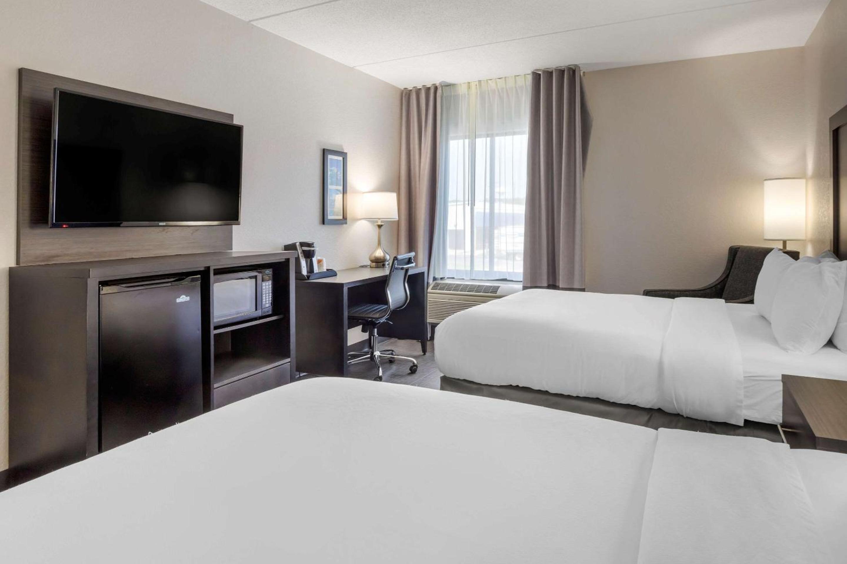 Standard Queen Room with Two Queen Beds - Non-Smoking - Photo 5