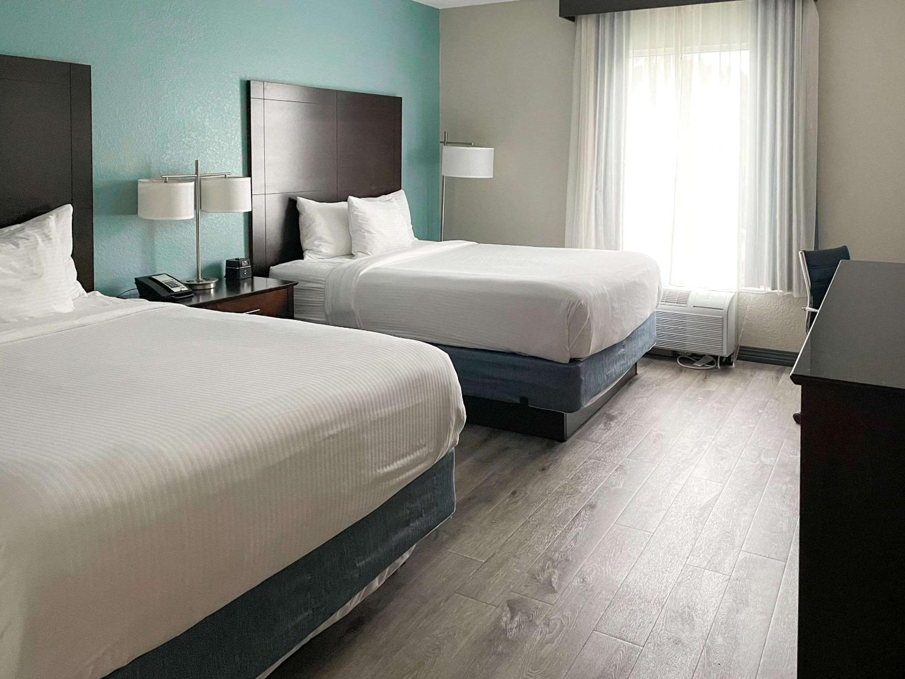 Double Room with Two Double Beds - Accessible/Non Smoking - Photo 2