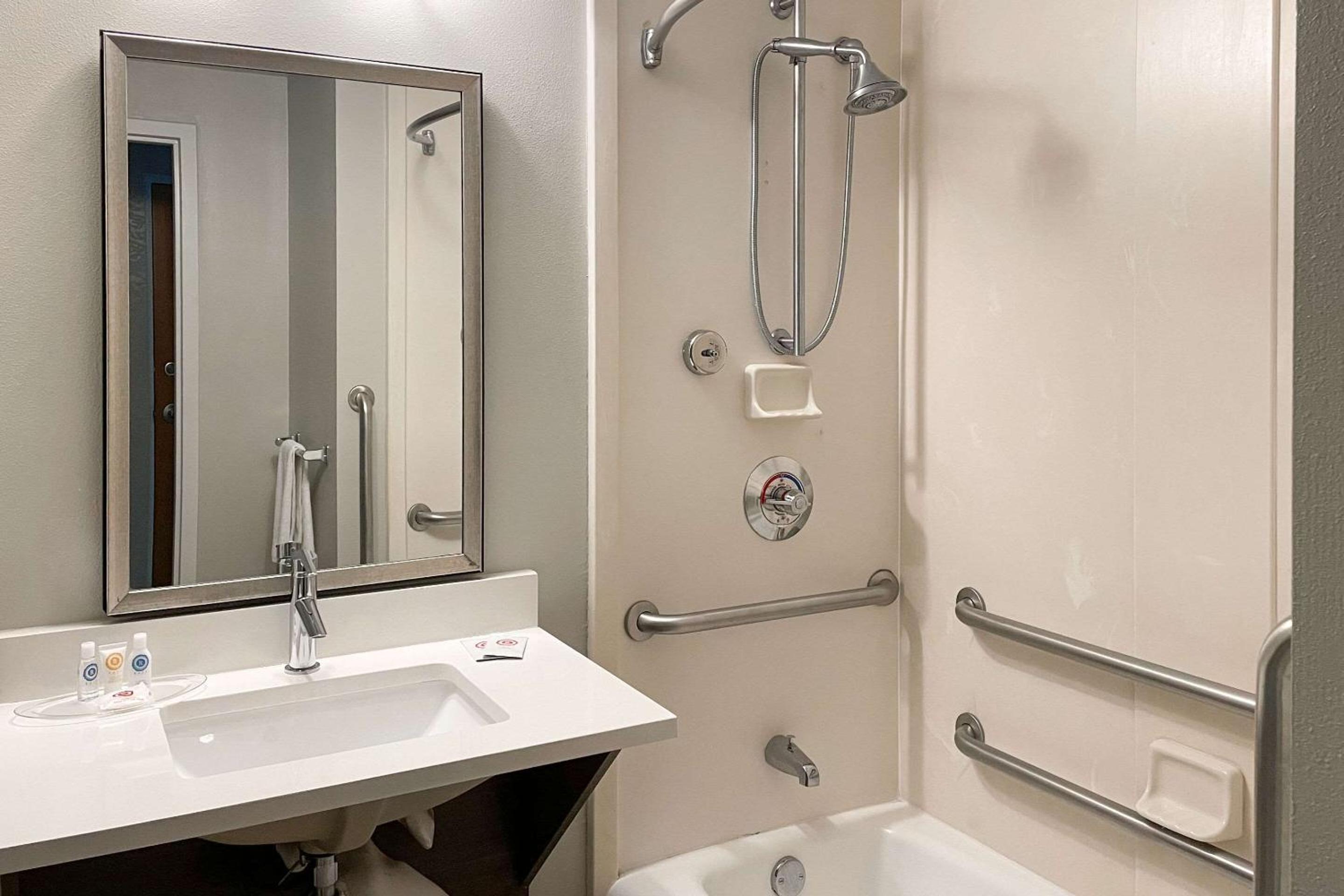 Double Room with Two Double Beds - Accessible/Non Smoking - Photo 3
