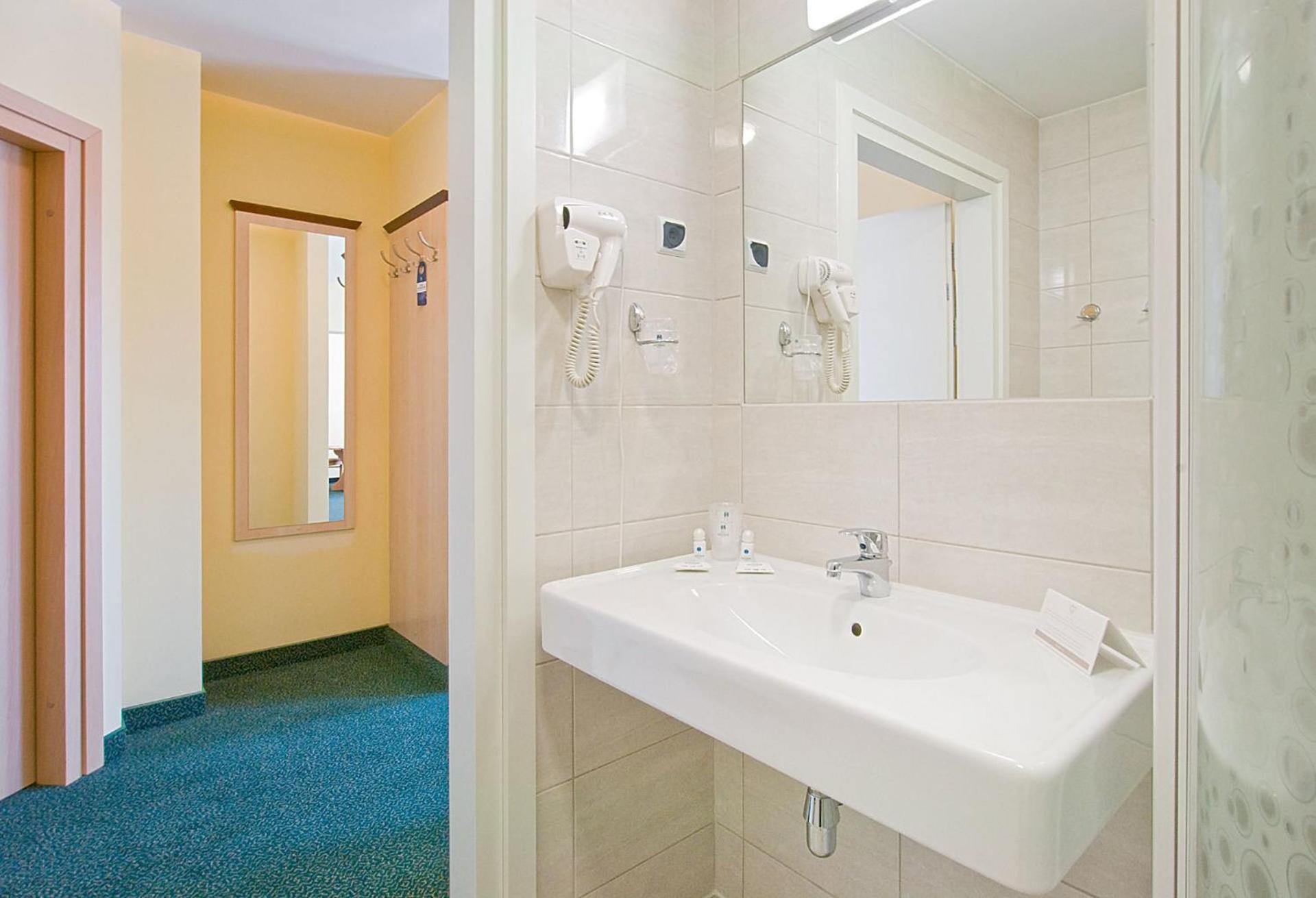 Twin Room - Photo 8