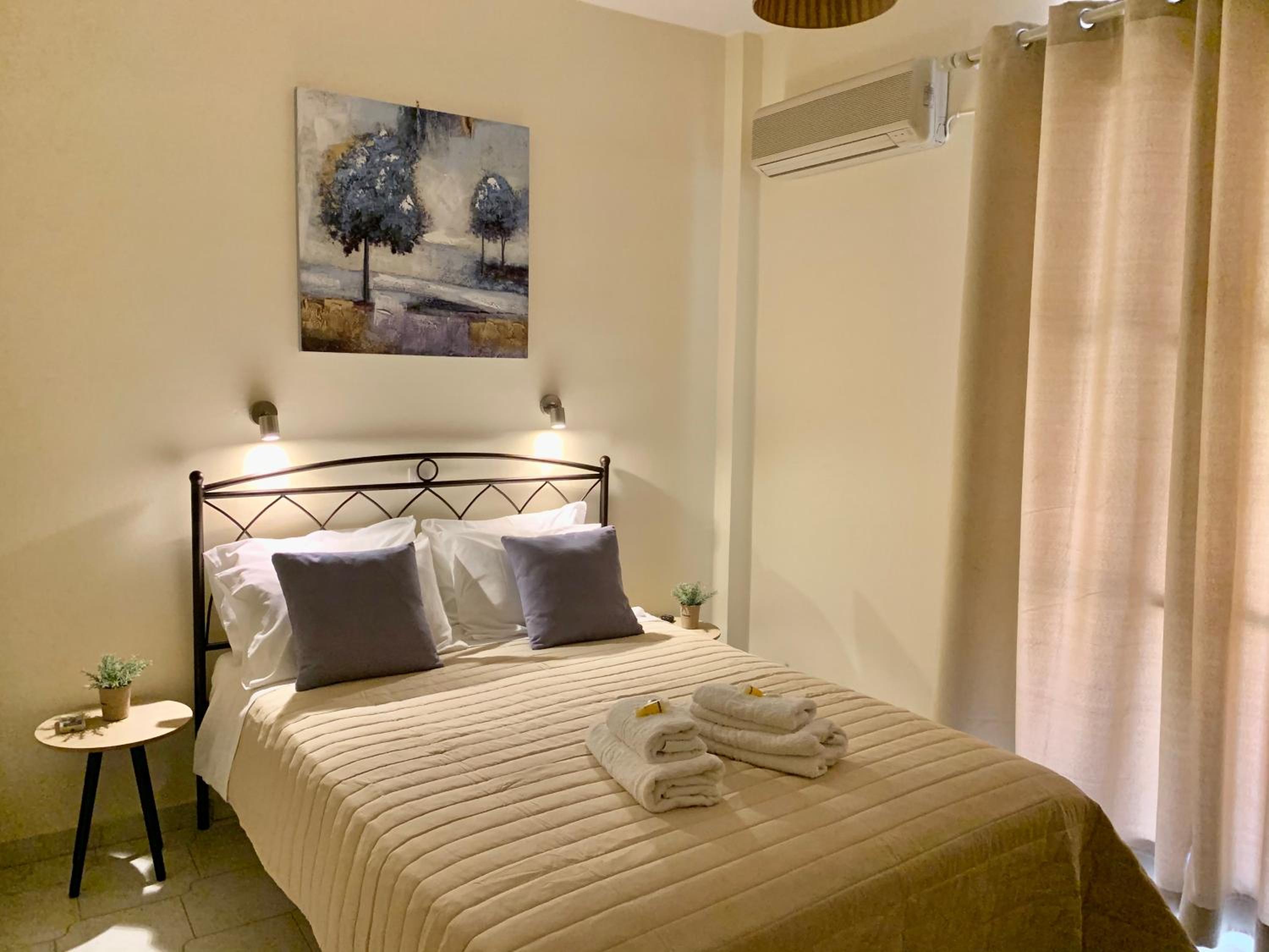 Double Room with Balcony - Photo 13