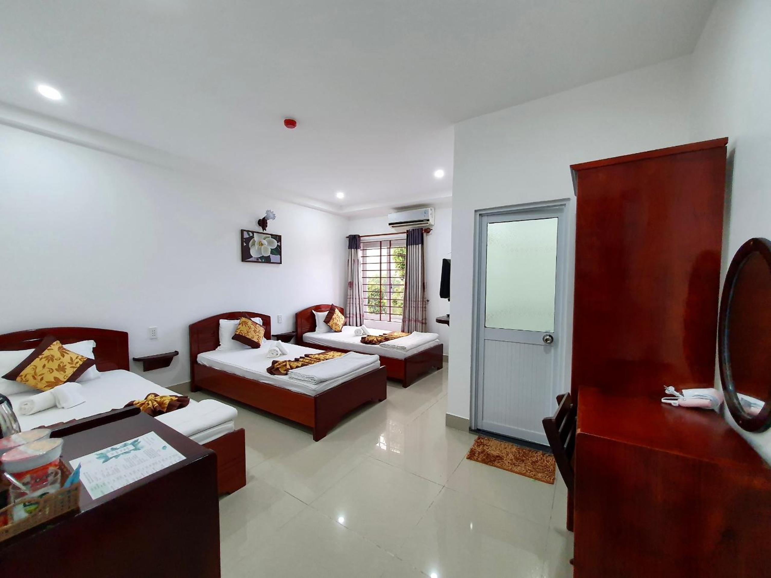 Economy Triple Room photo 2