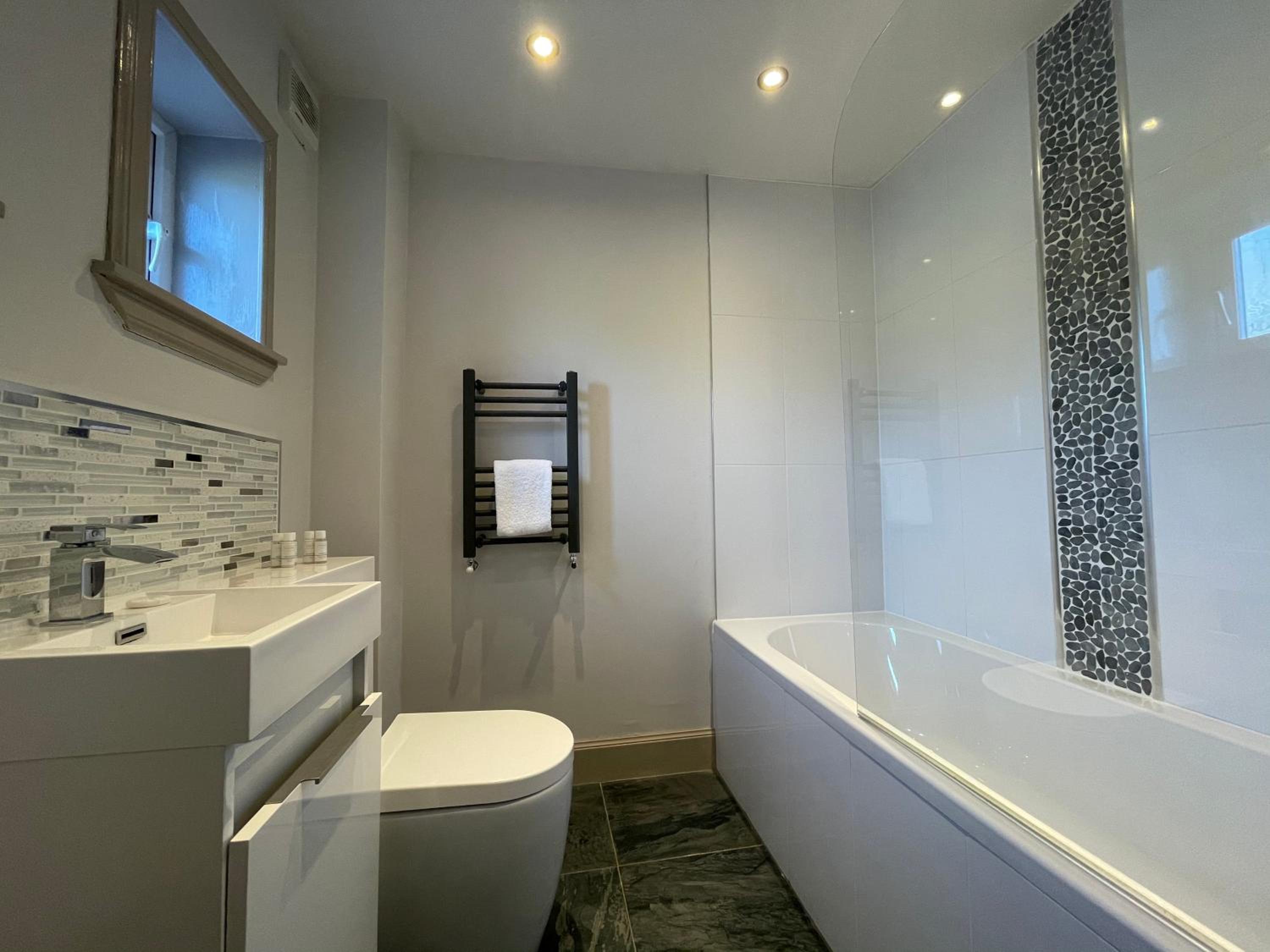 One-Bedroom Apartment - Photo 3