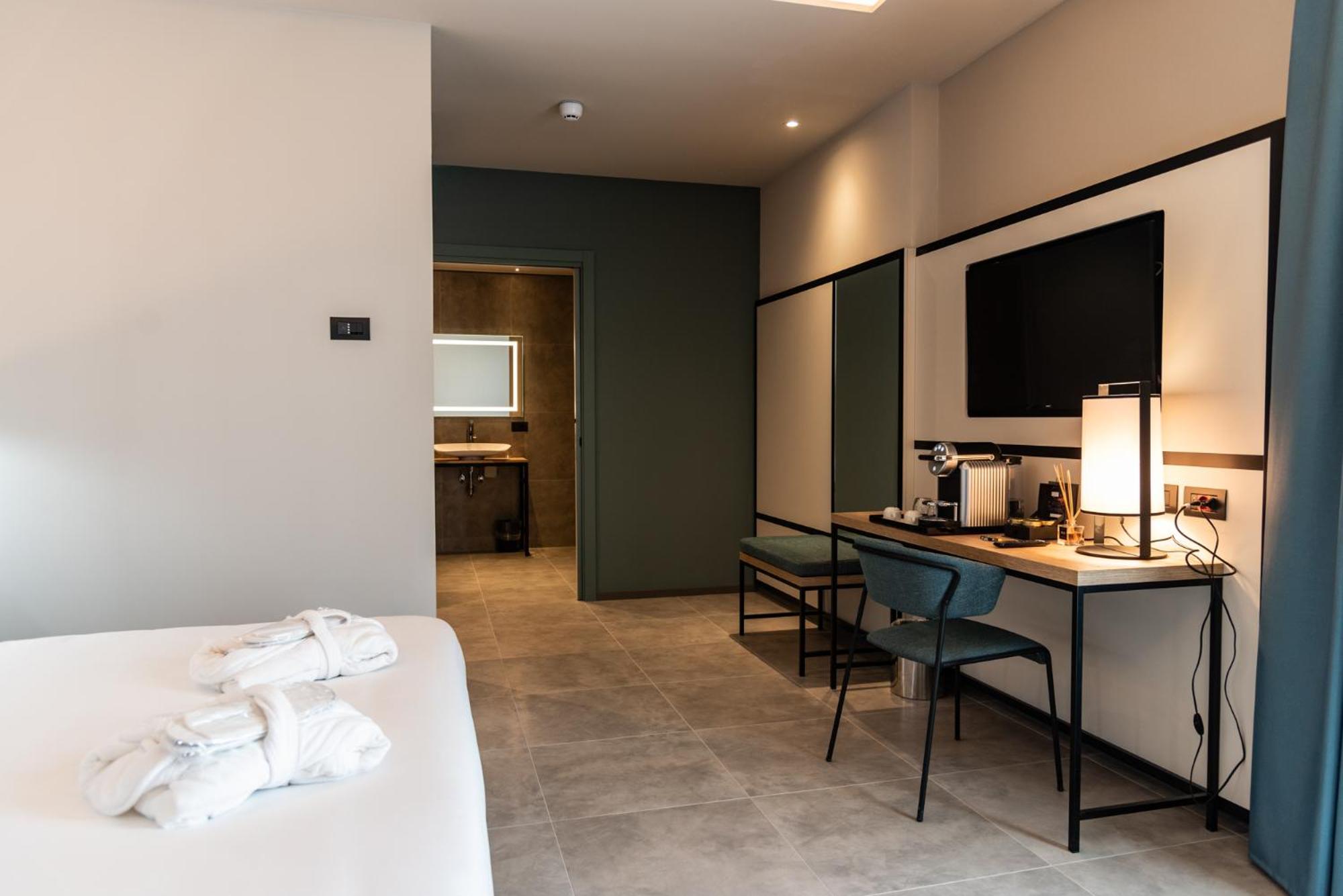 Deluxe Triple Room - Photo 16