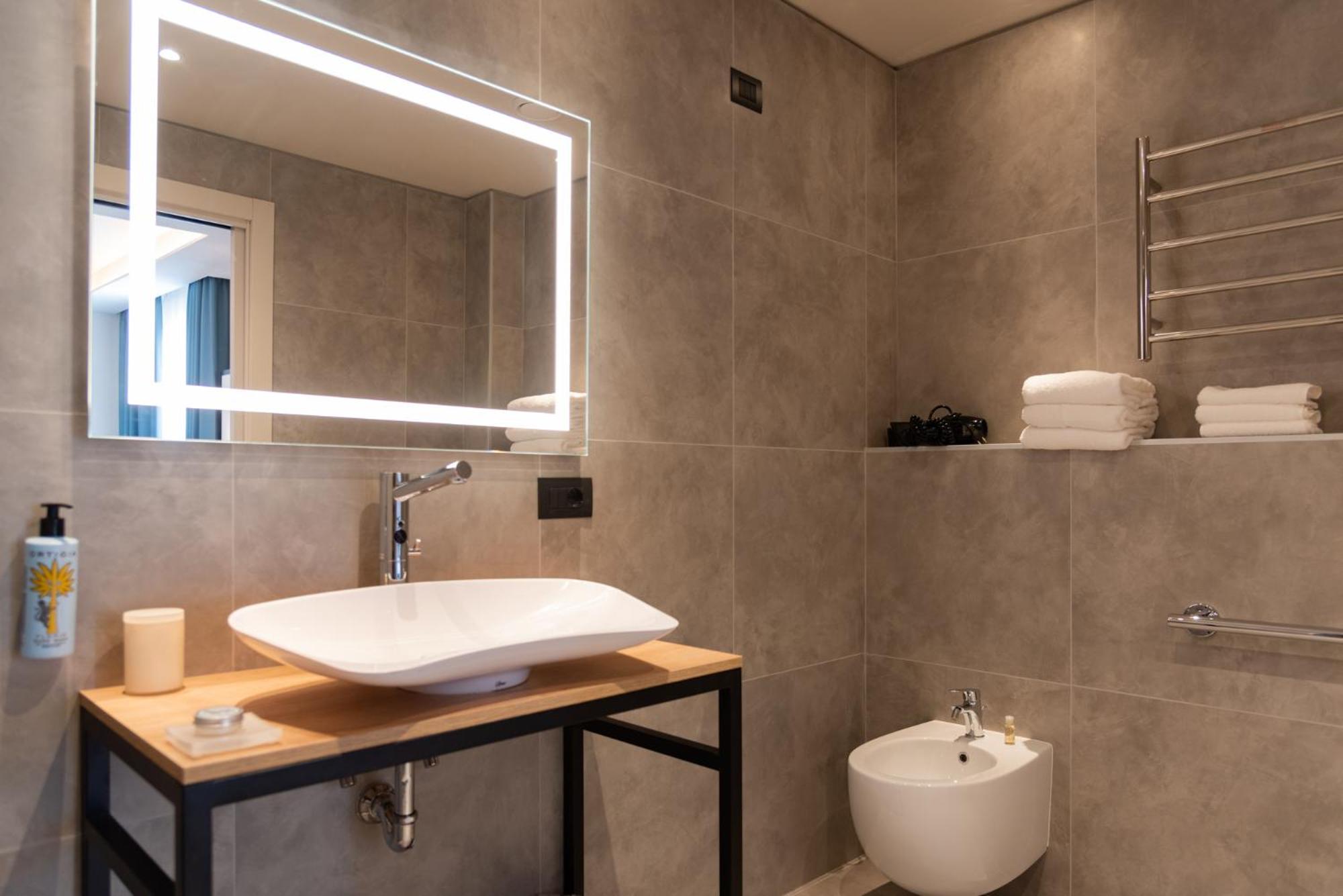 Deluxe Triple Room - Photo 19