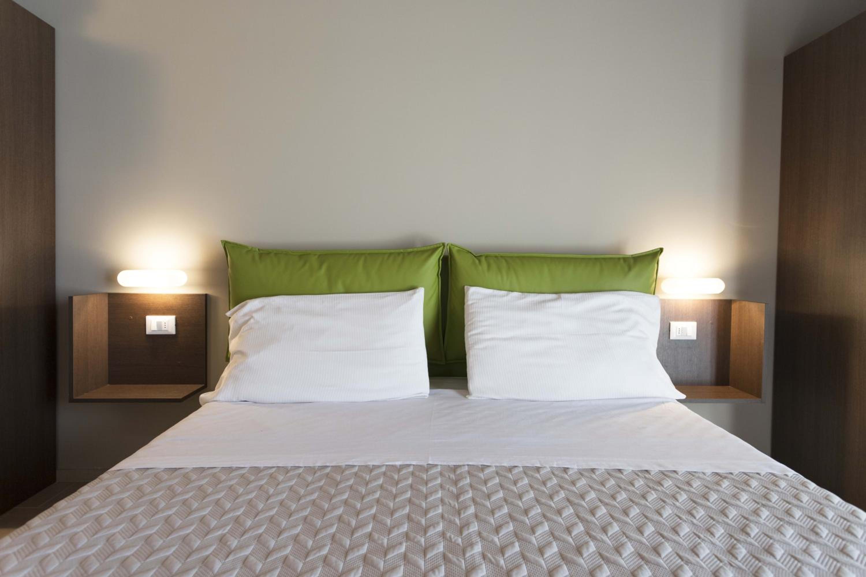 Large Double Room - Photo 2