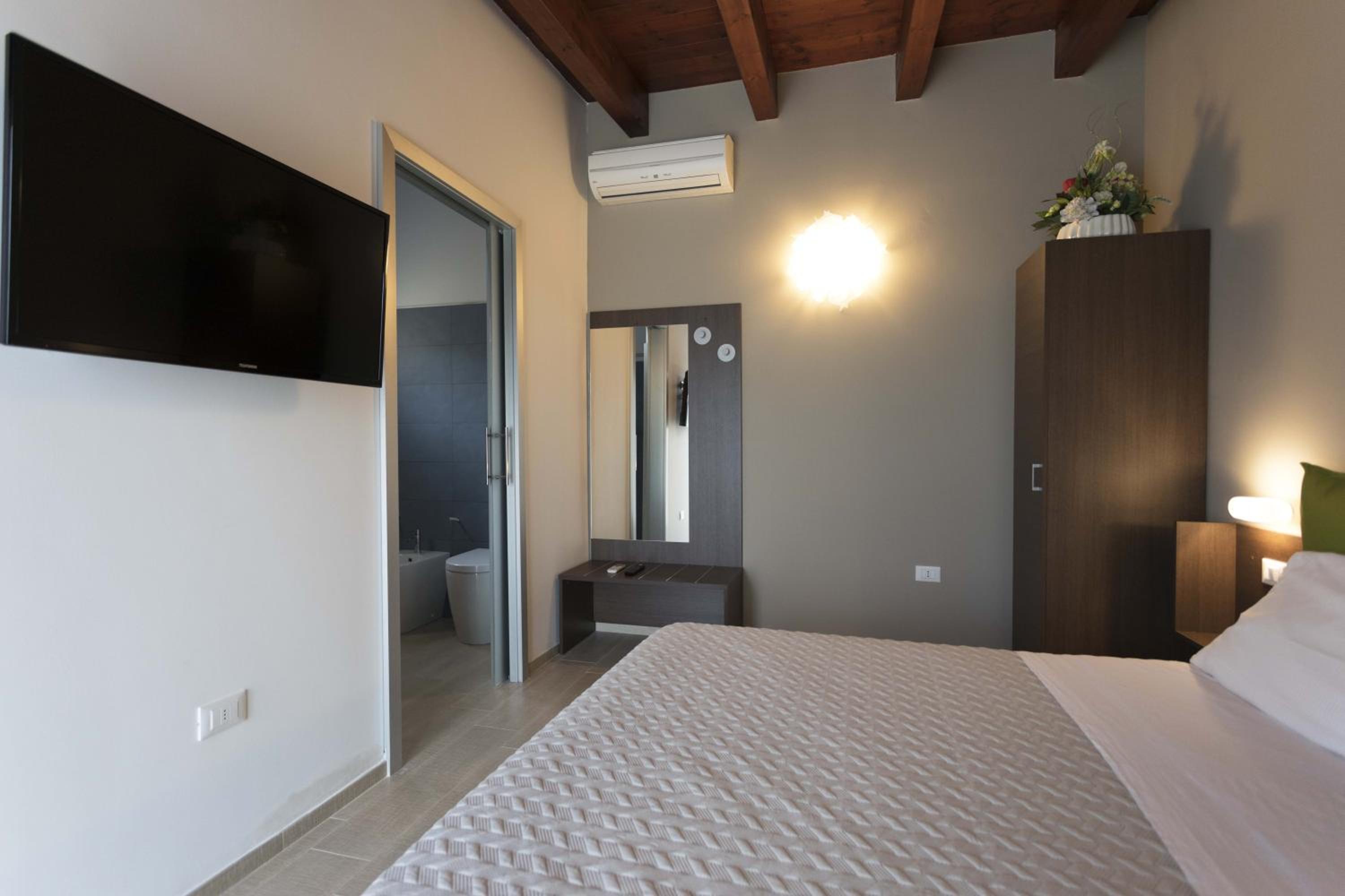 Large Double Room - Photo 3