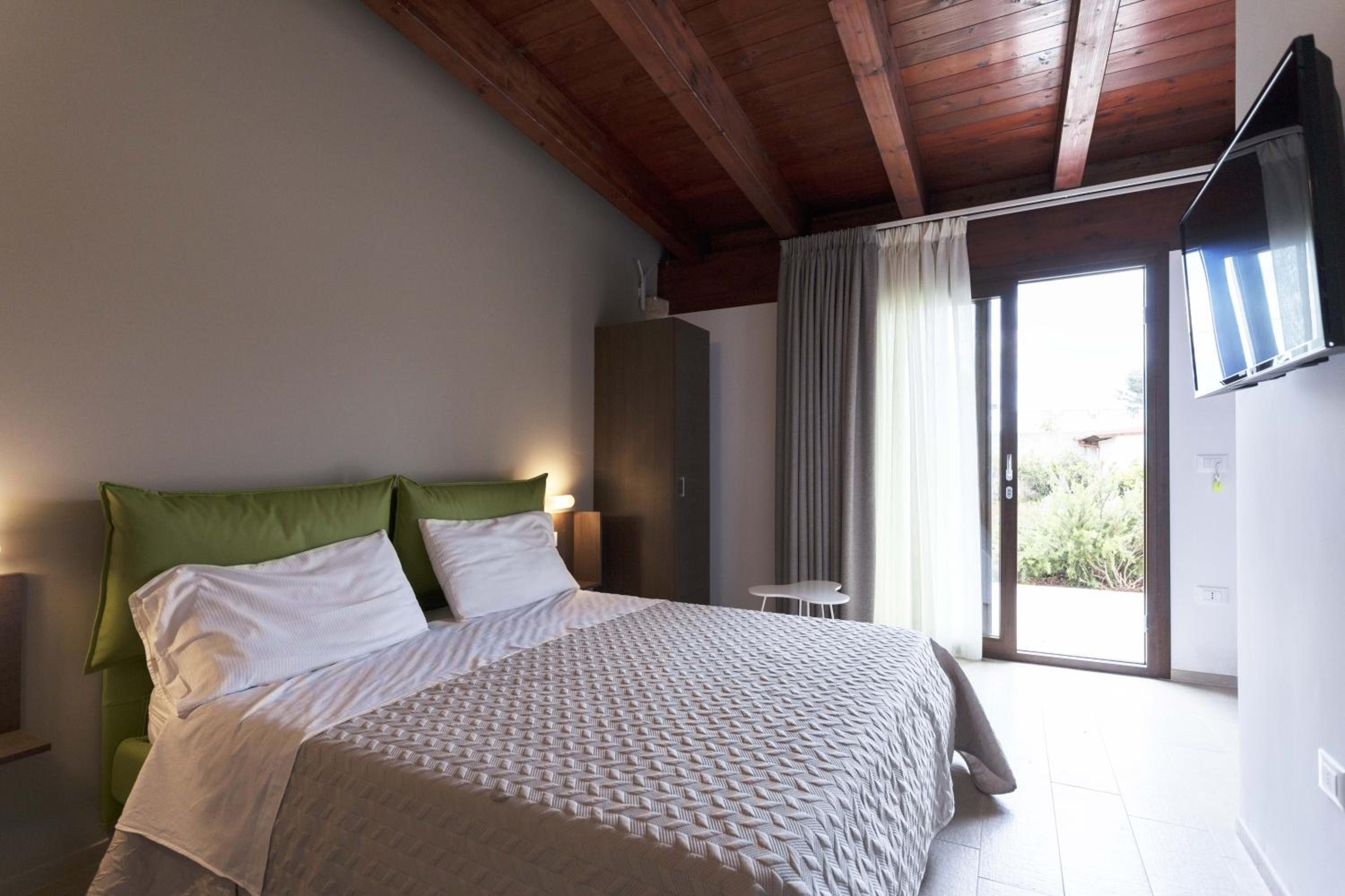 Large Double Room - Photo 1