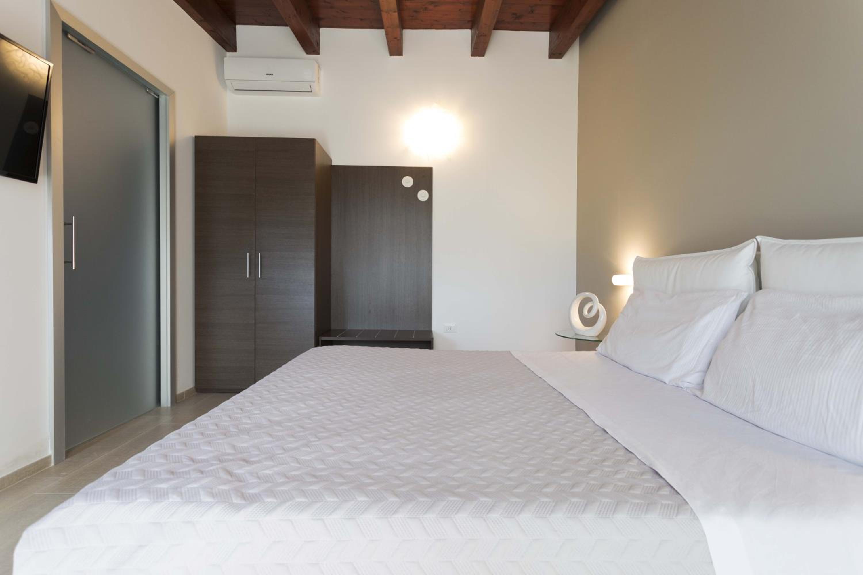 Large Double Room - Photo 6
