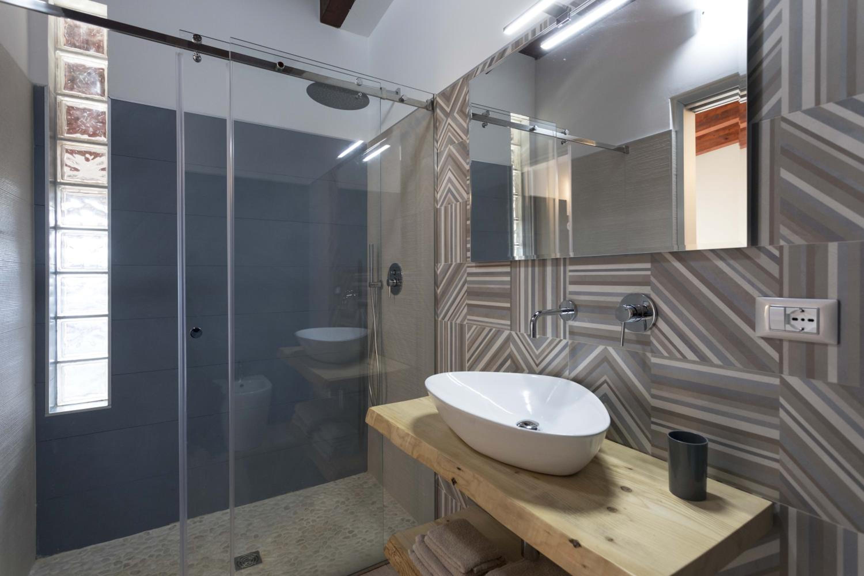 Large Double Room - Photo 8