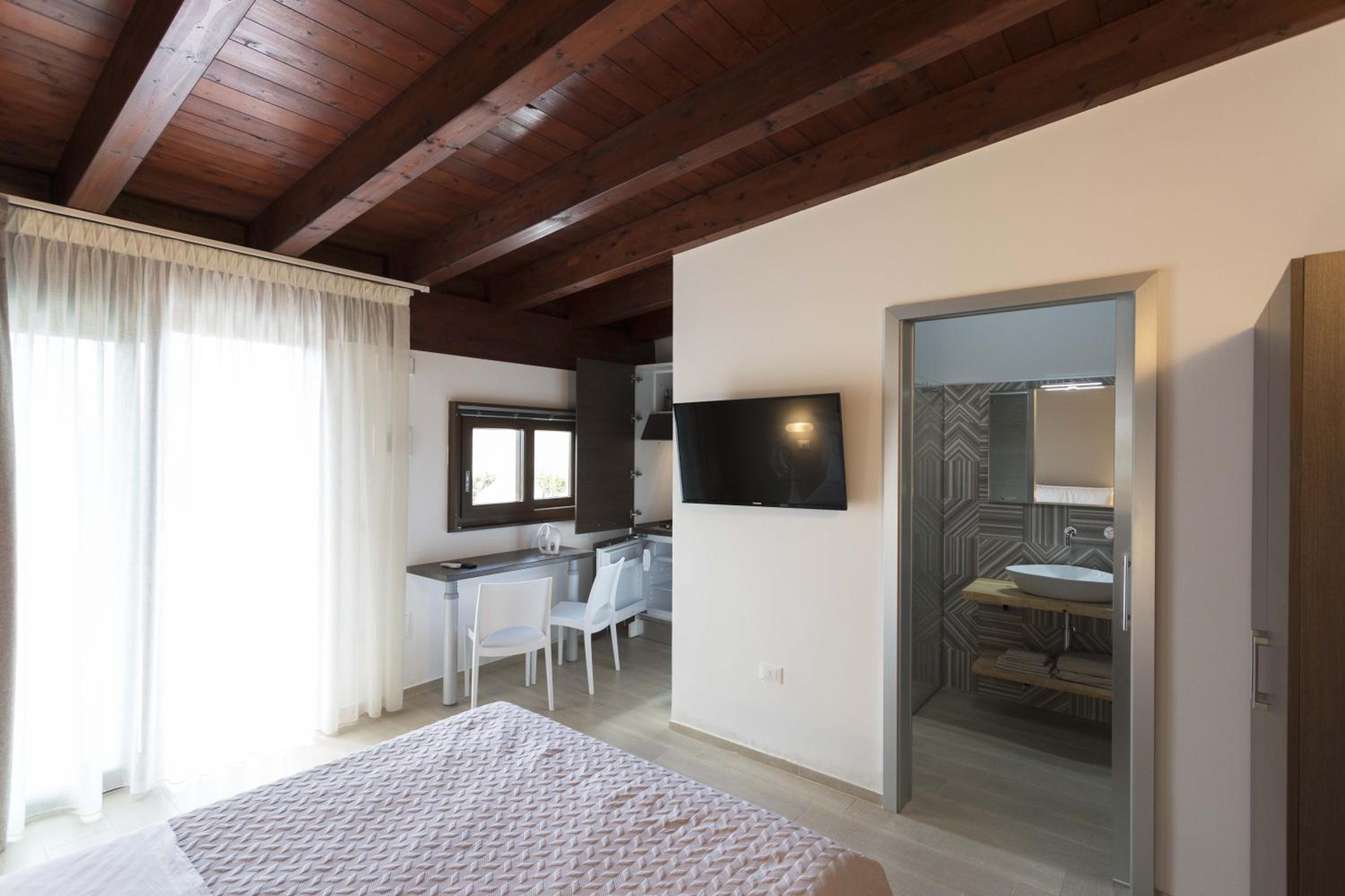Large Double Room - Photo 7