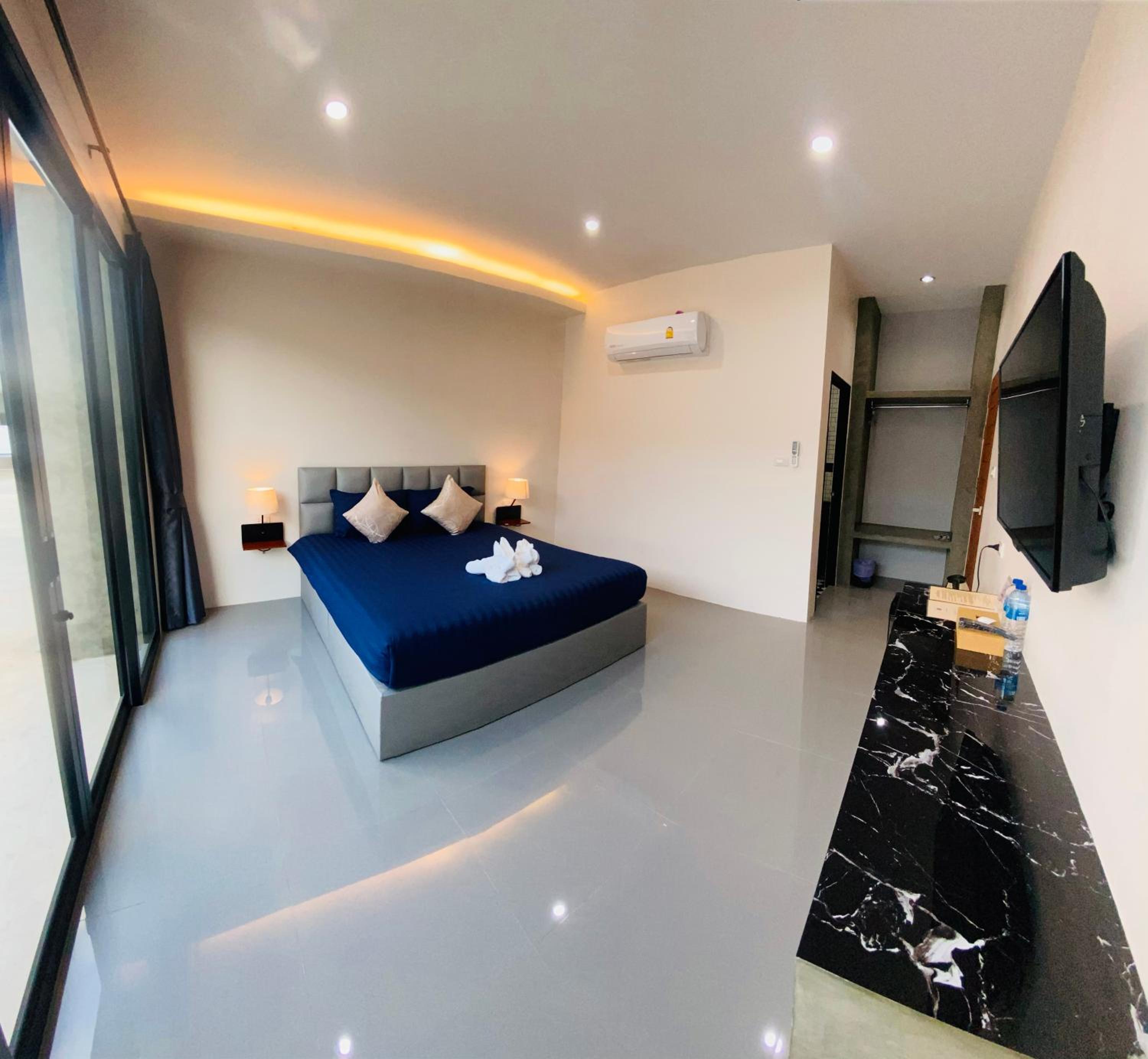 Deluxe Room - Photo 11