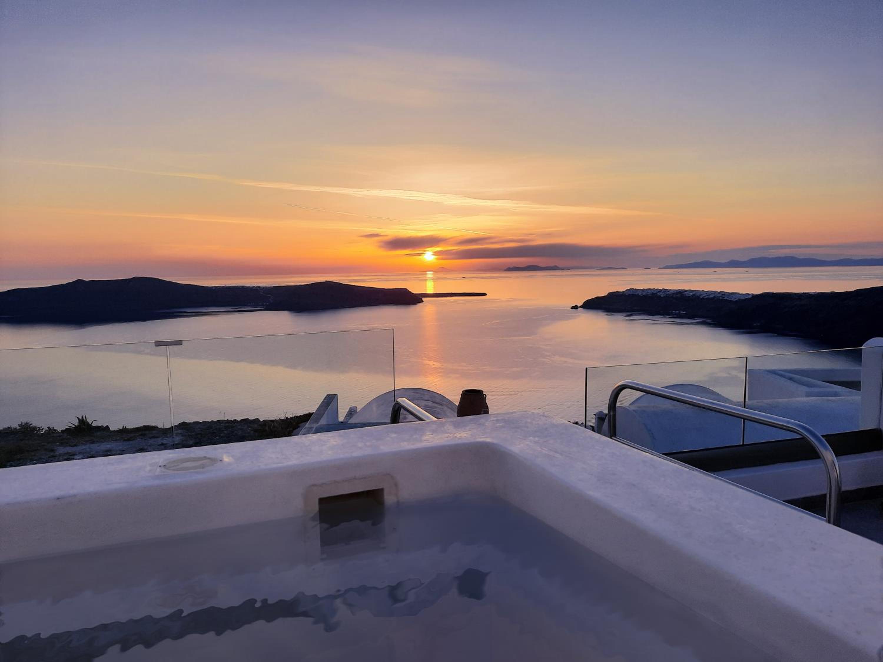 Honeymoon suite with outdoor heated jacuzzi - Photo 13