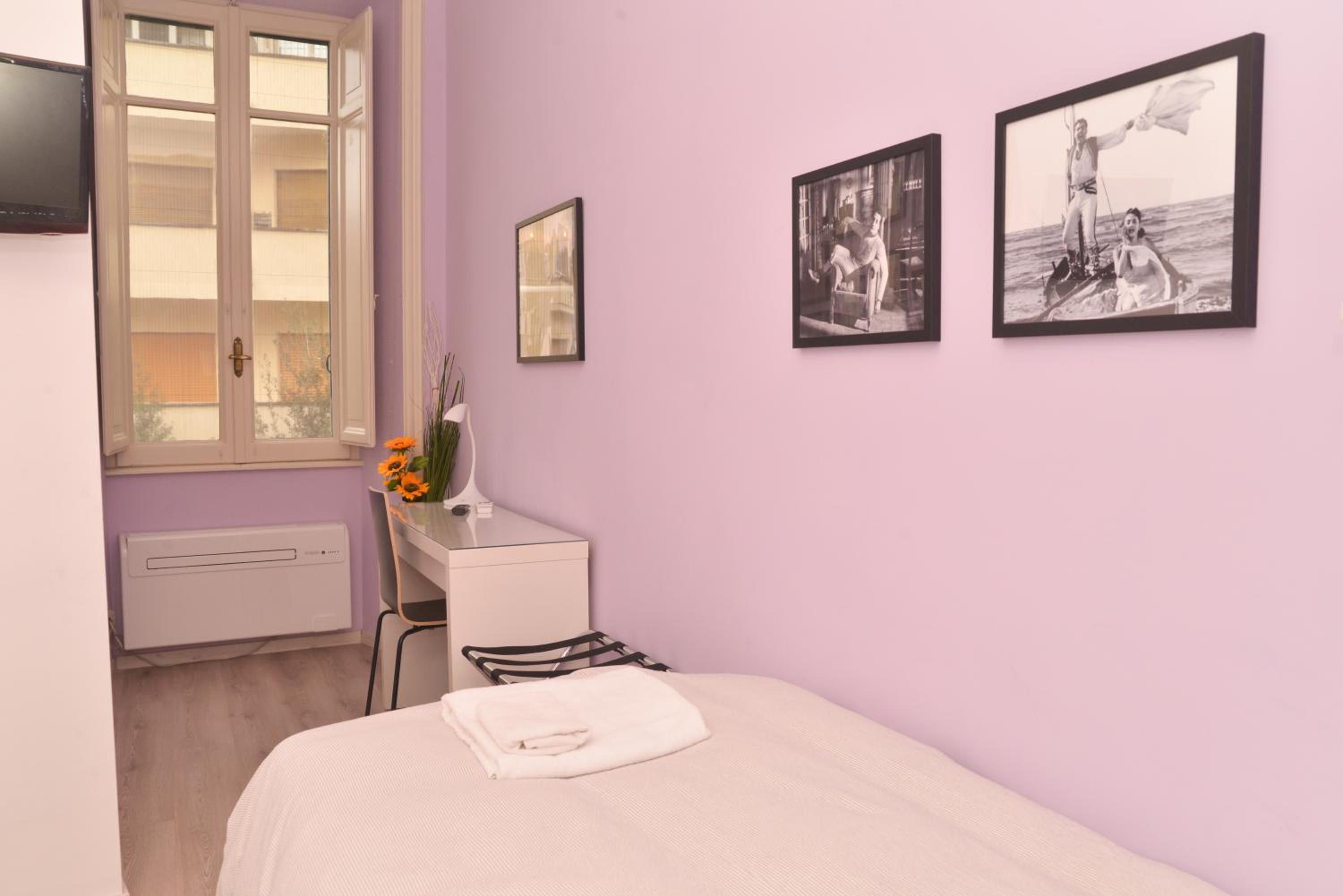 Twin Room with Private Bathroom photo 3