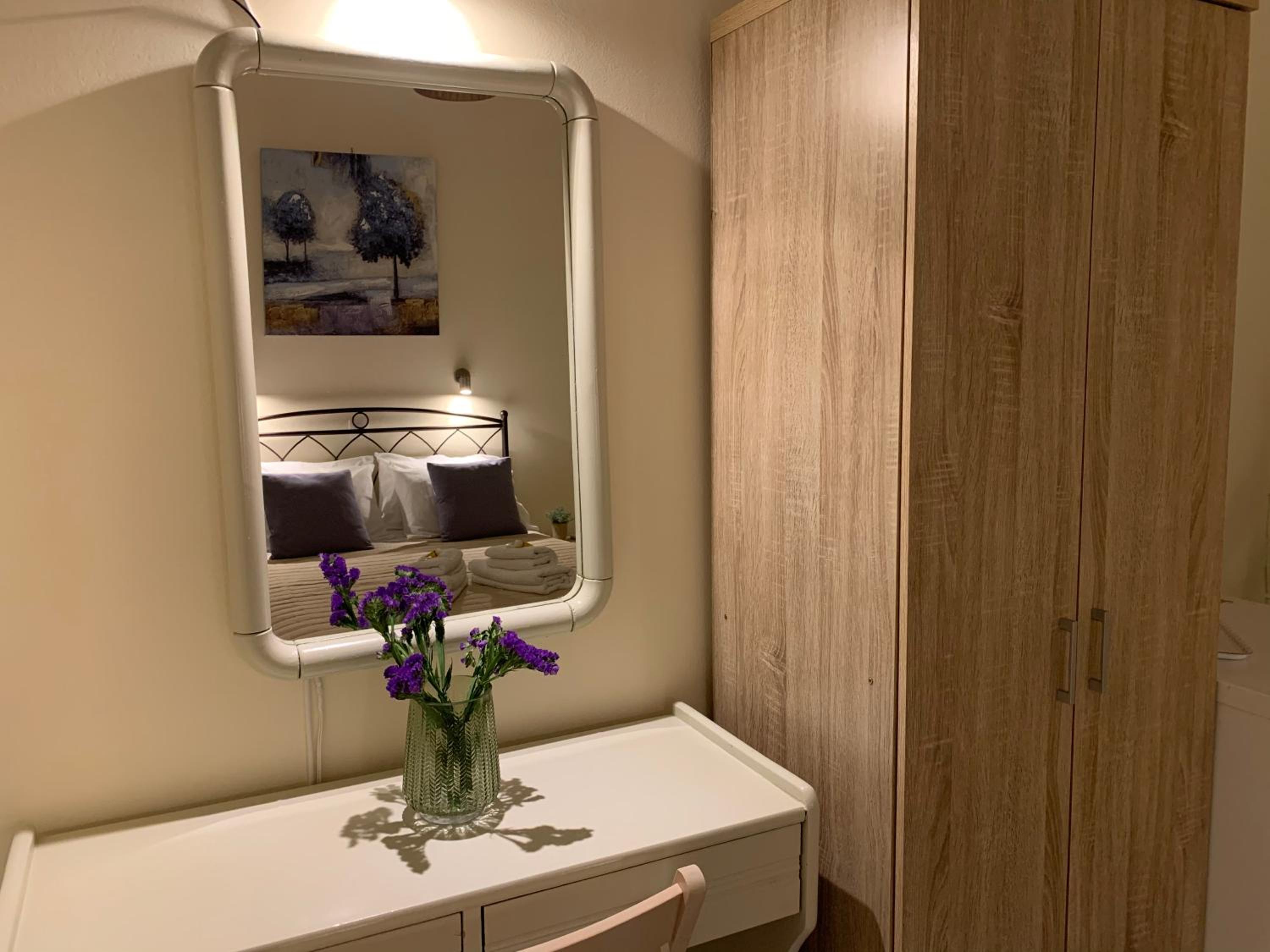 Double Room with Balcony - Photo 6