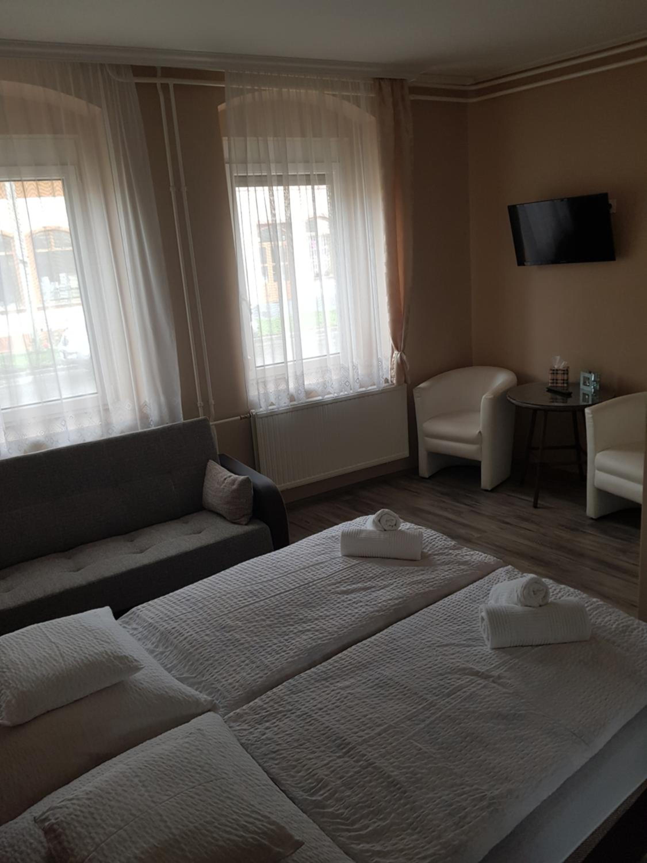 Double Room with Private Bathroom - Photo 1