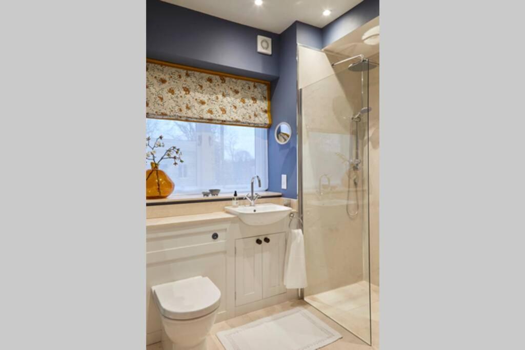 Three-Bedroom House photo 3