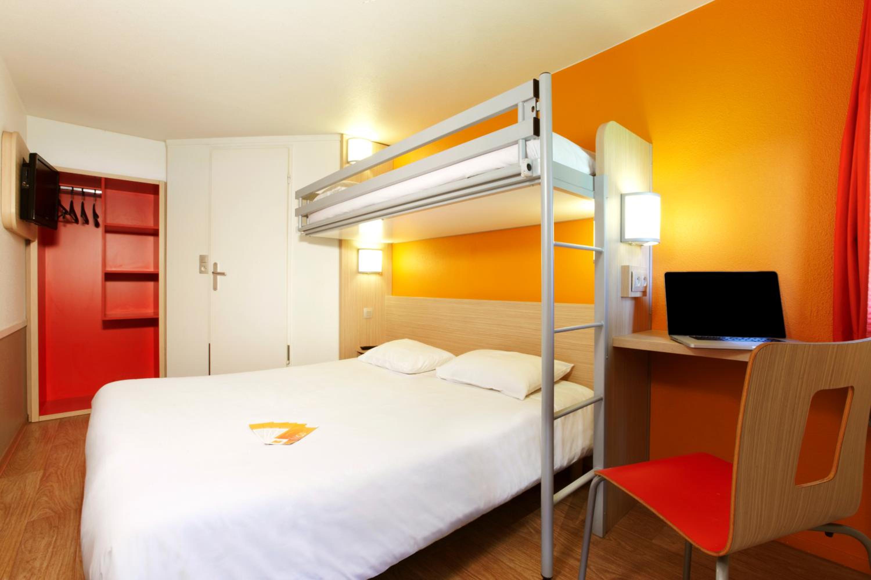 Standard Queen Room with One Bunk Bed - Photo 2