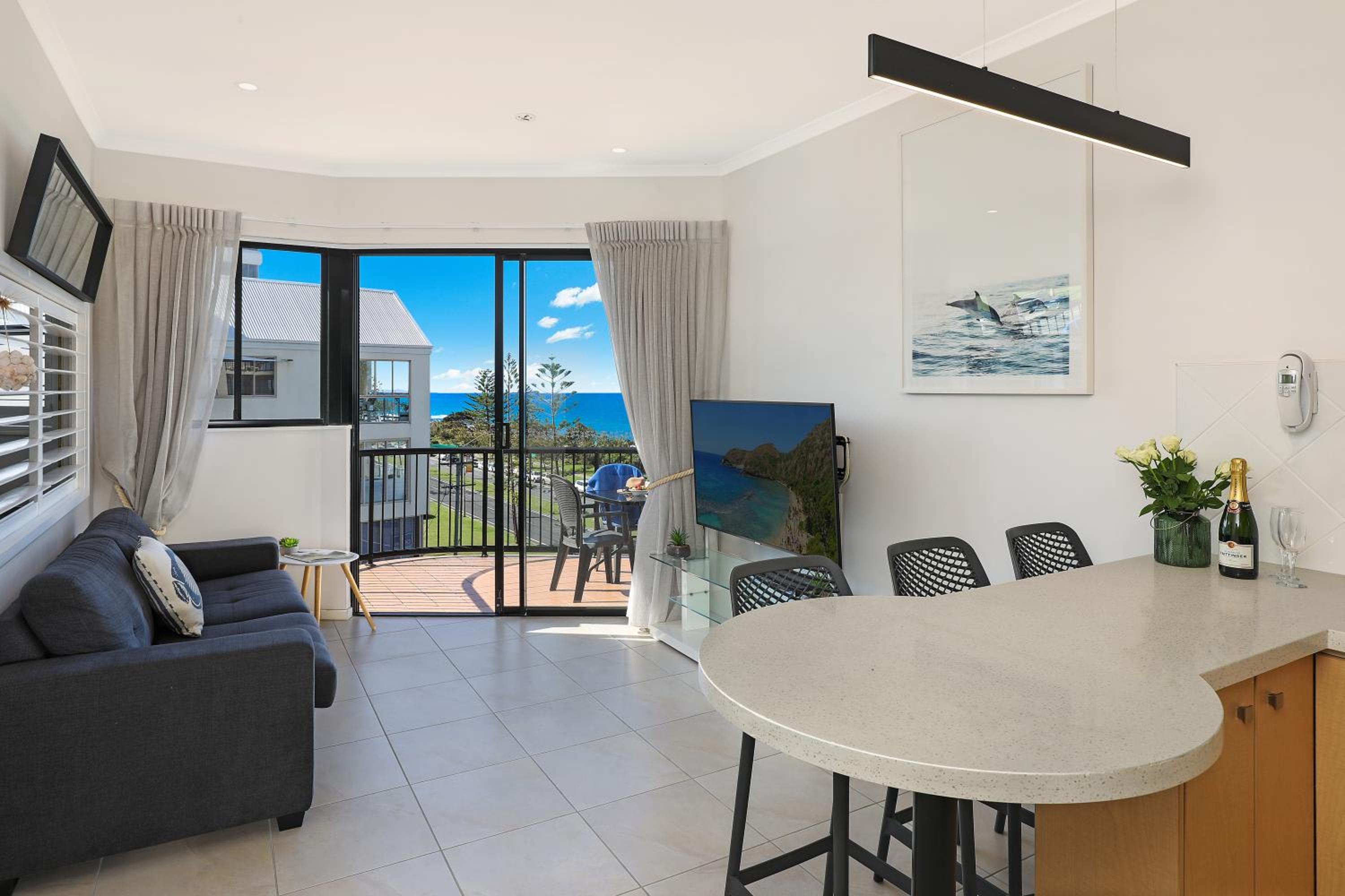 One-Bedroom Apartment - Level 4 or 5 photo 2