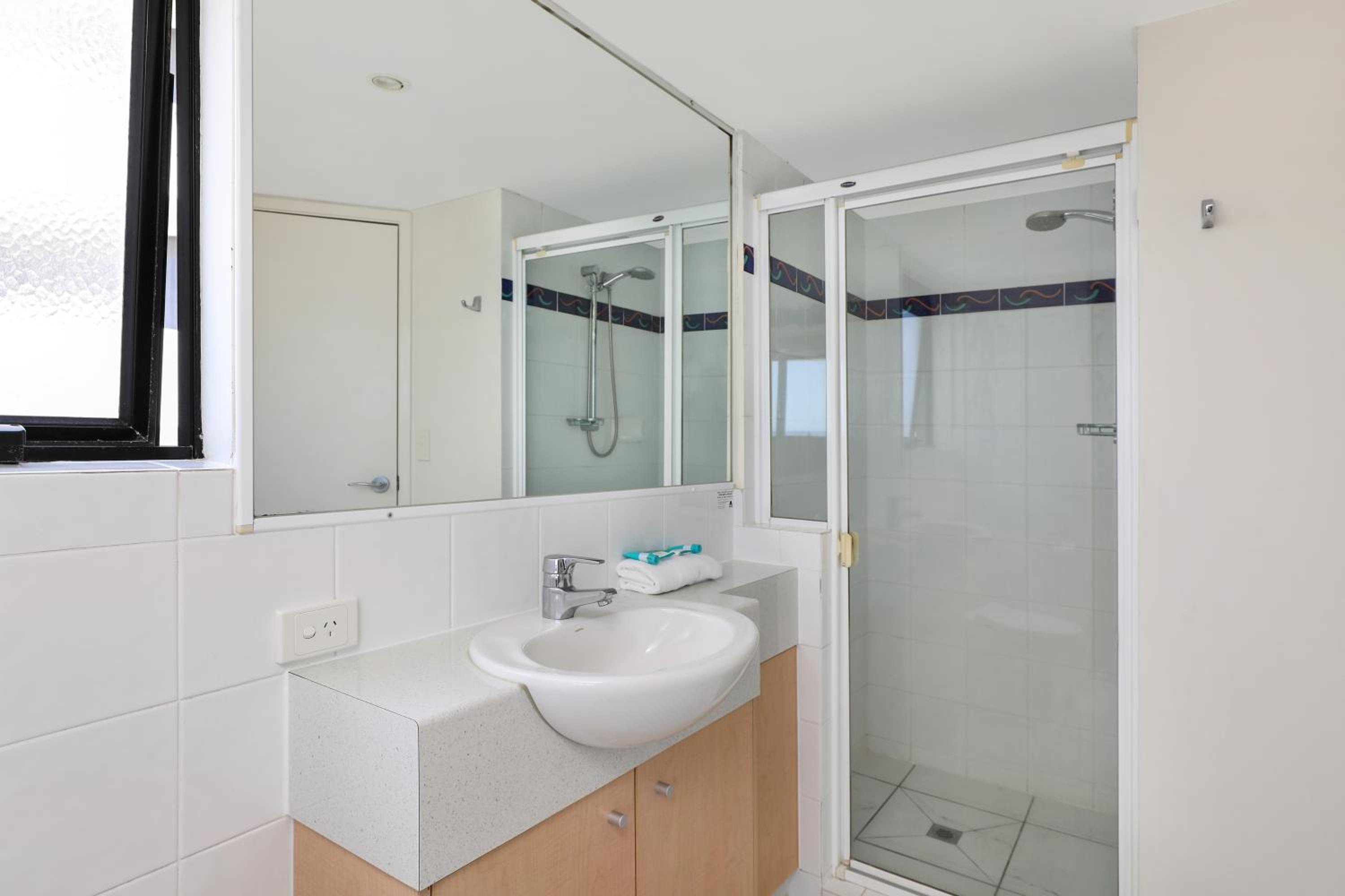 Deluxe One-Bedroom Apartment - Mid Floor photo 3