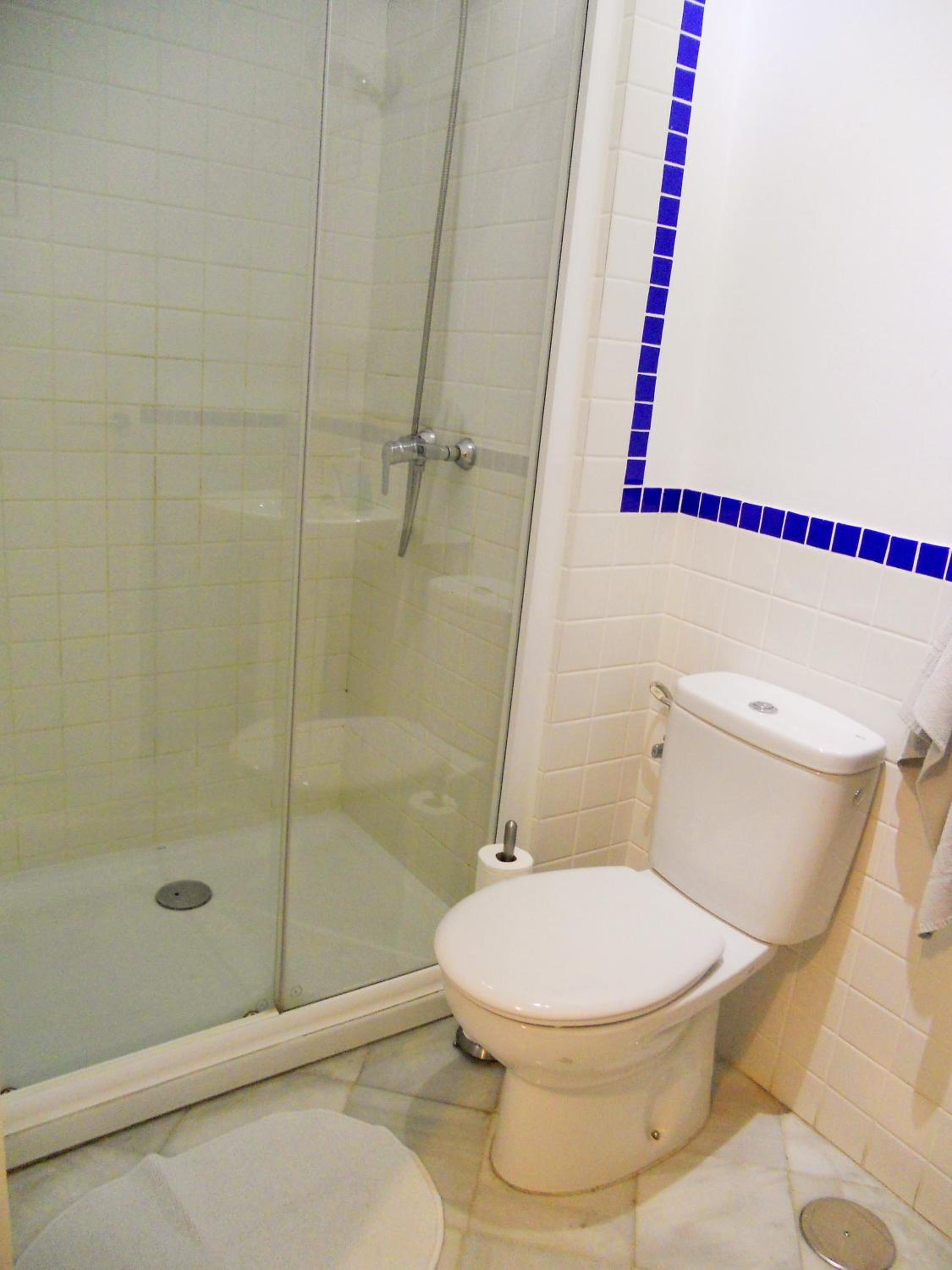 Twin Room with Bathroom - Photo 7