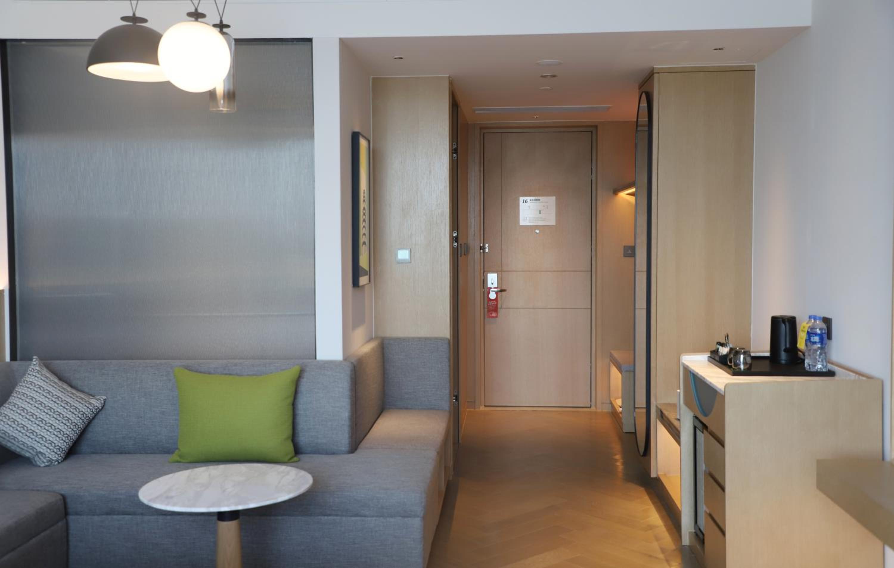 Standard King Room with City View - Photo 3
