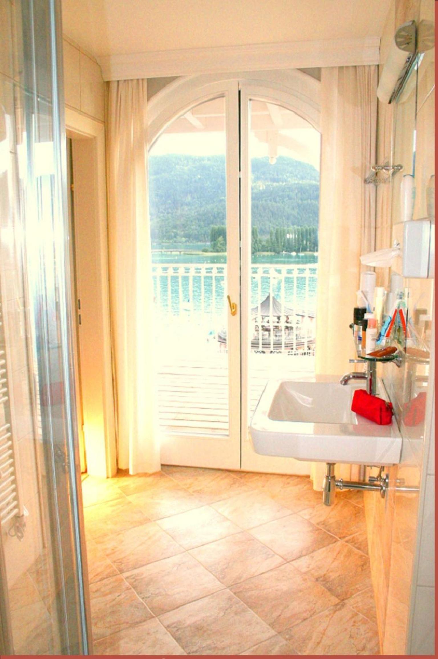 Double Room with Balcony and Lake View photo 3