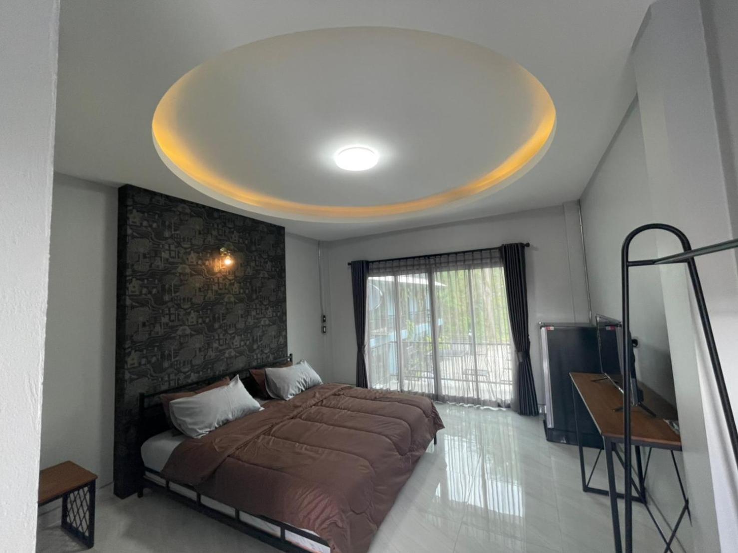 Deluxe King Room - Photo 7