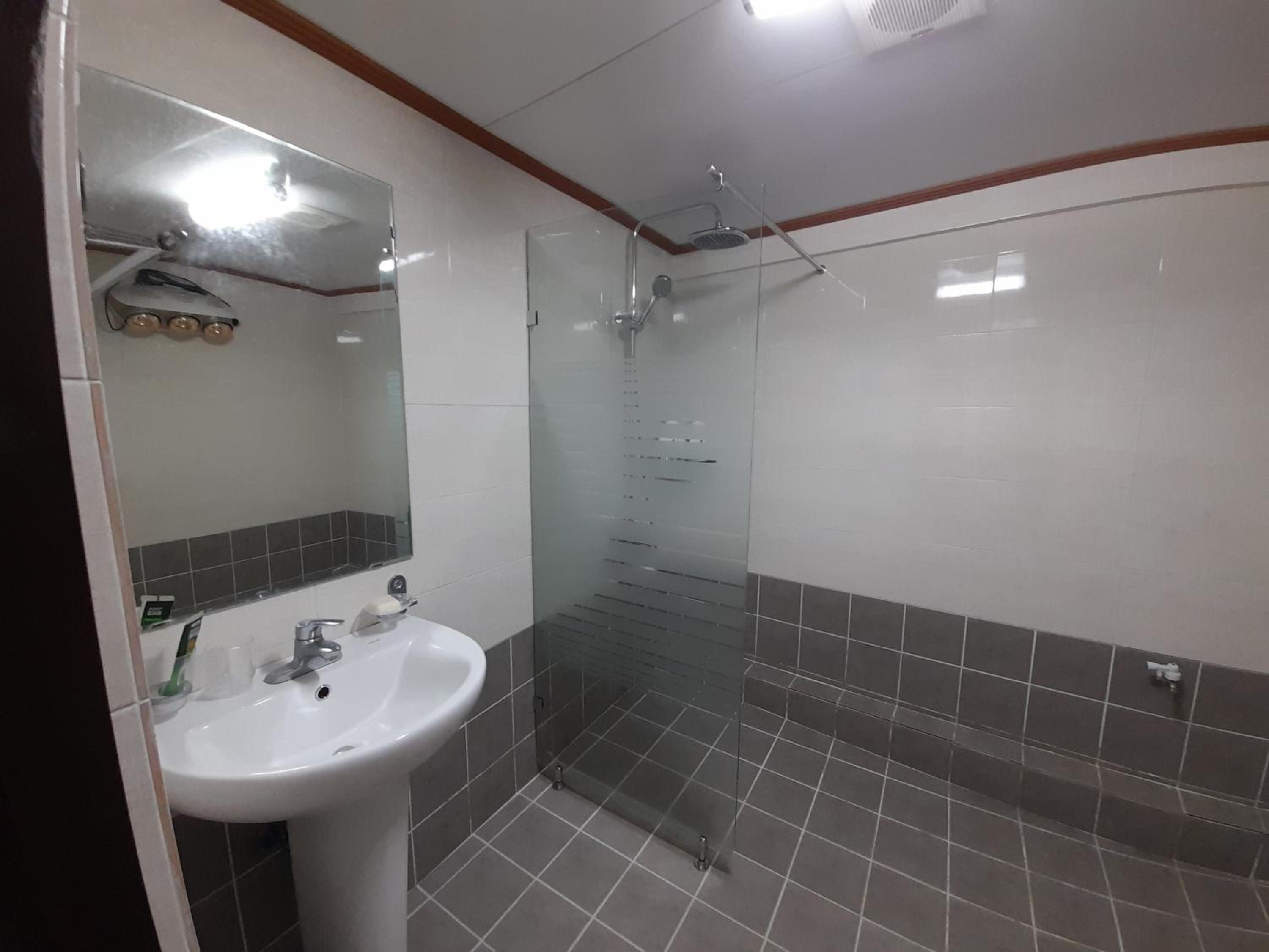 Deluxe Family Suite - Photo 6