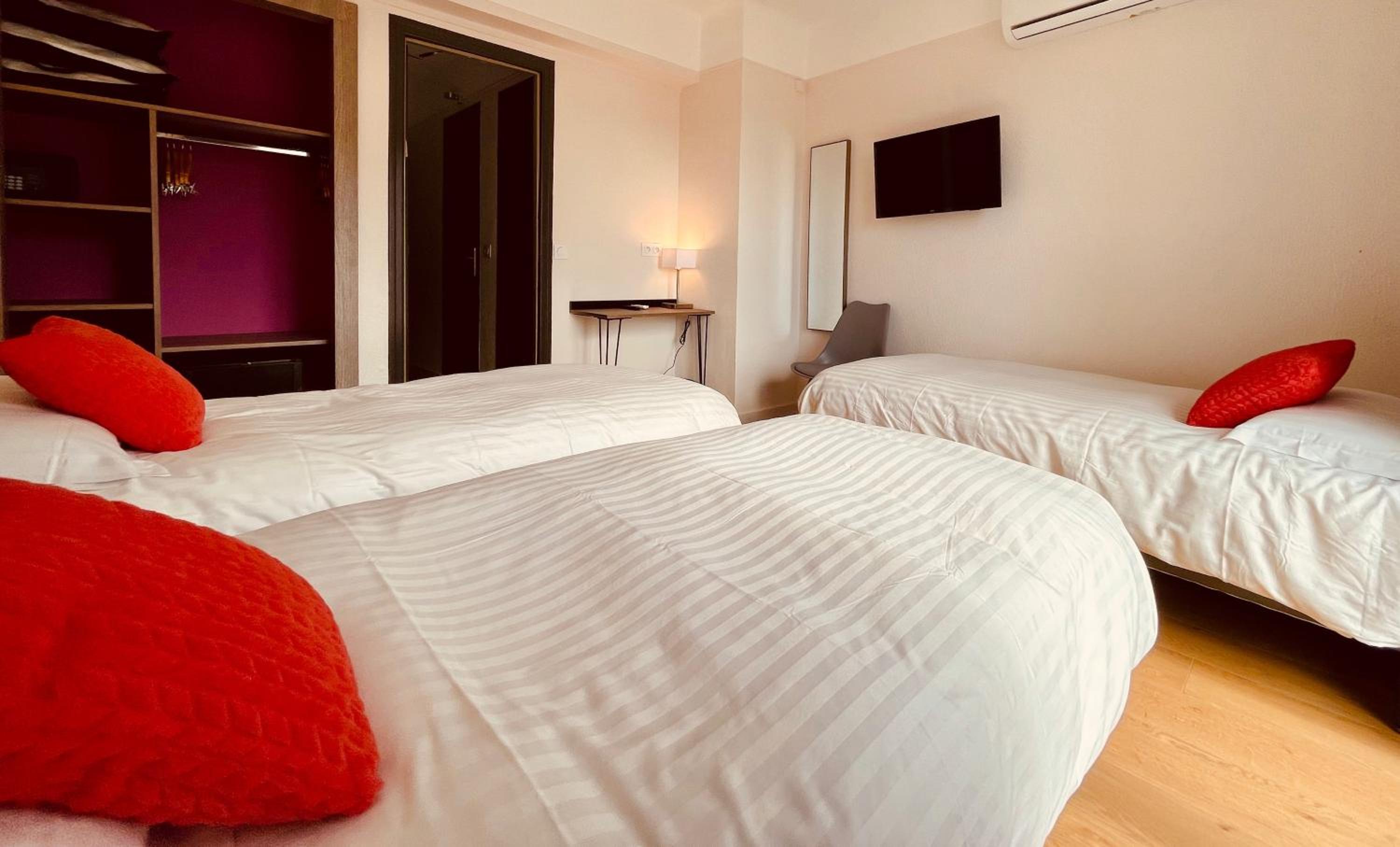 Triple Room with Courtyard View - Photo 3