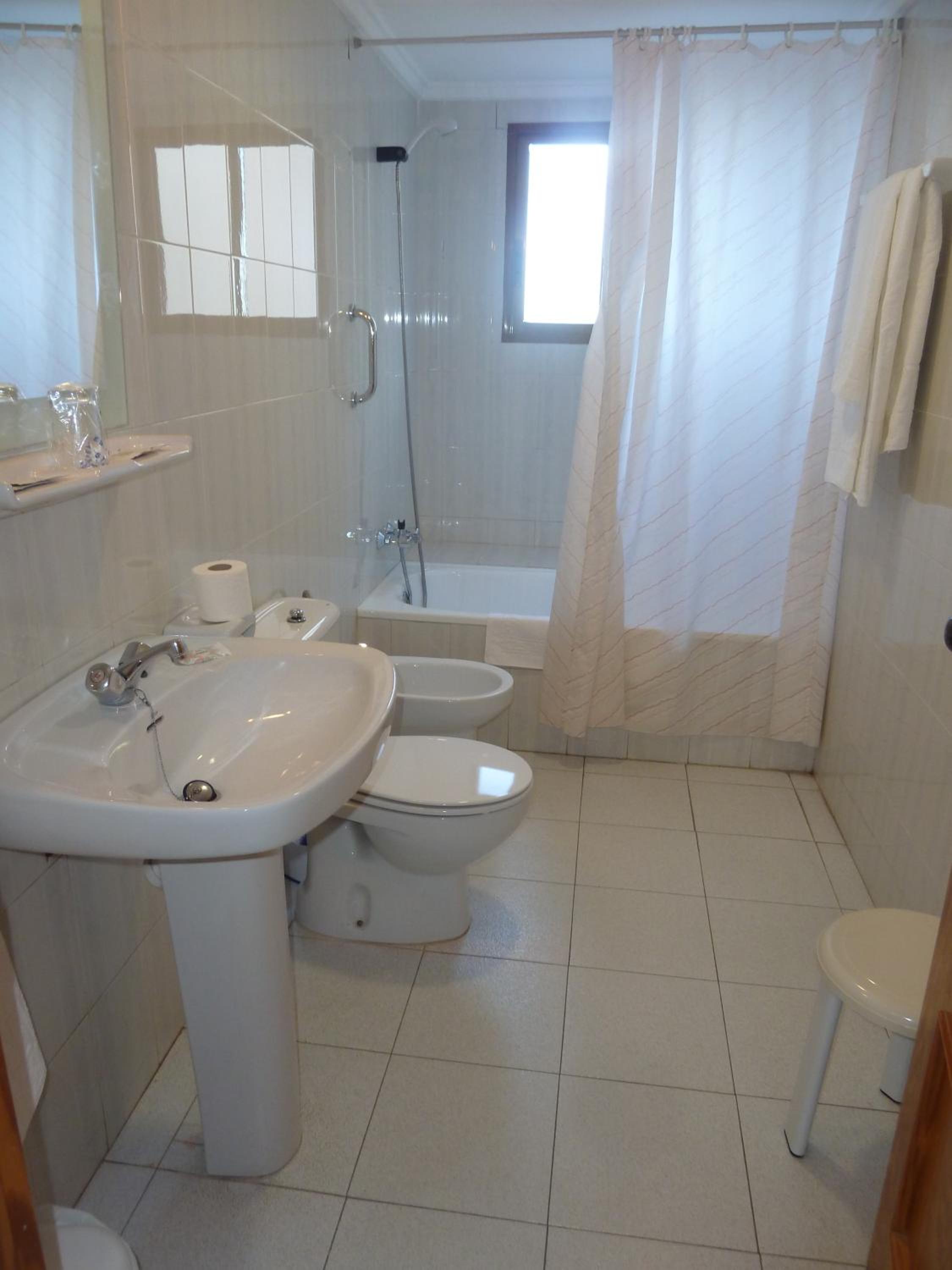 Standard Twin Room - Photo 2