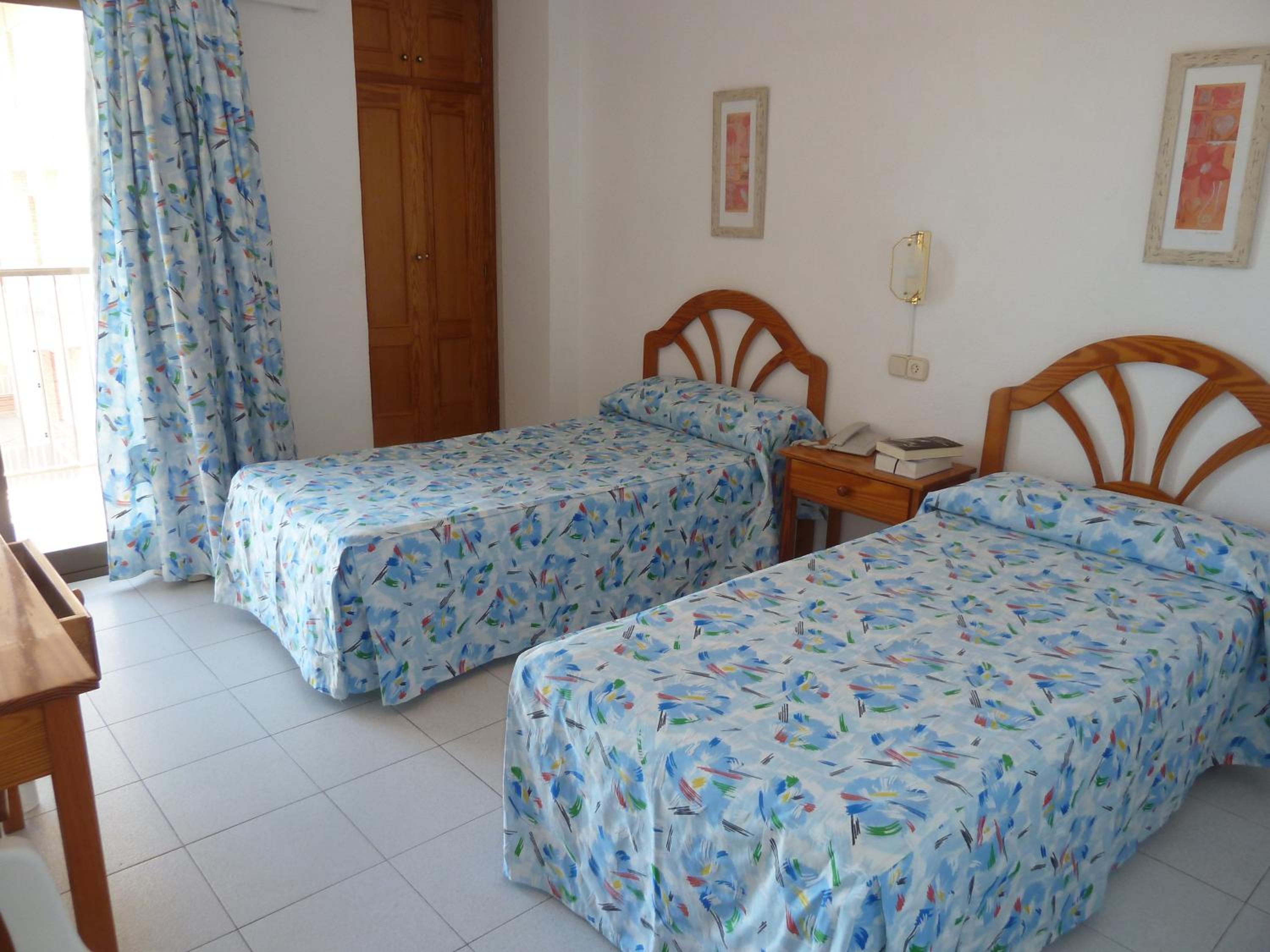 Standard Twin Room - Photo 3