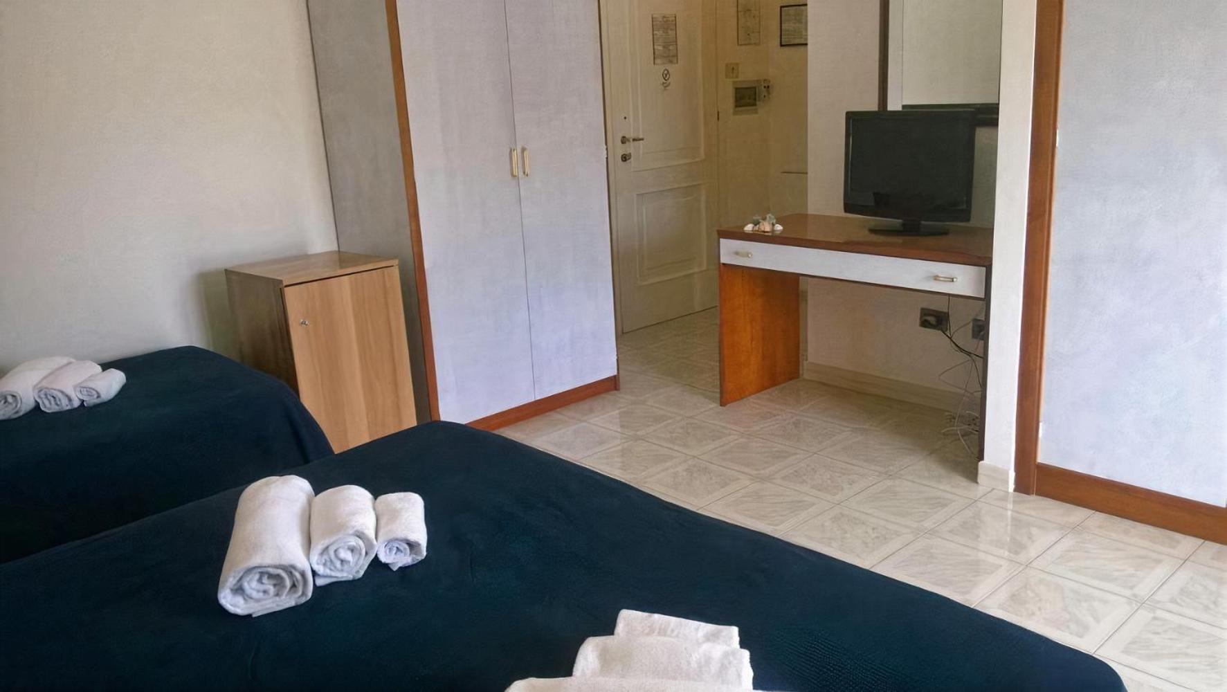 Triple Room with Balcony - Photo 7