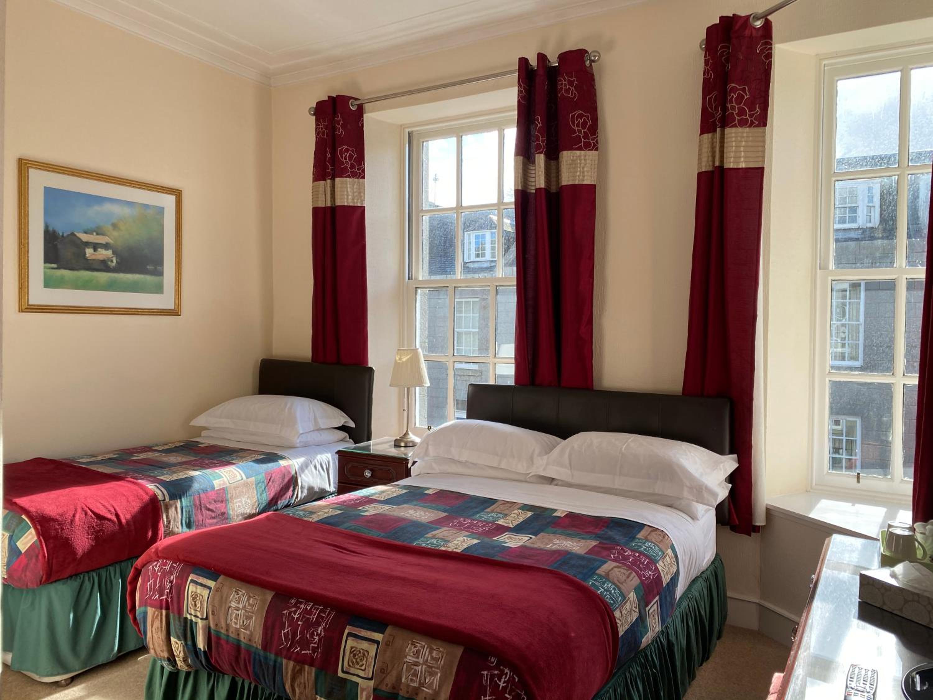 Double or Twin Room with Bathroom - Photo 4