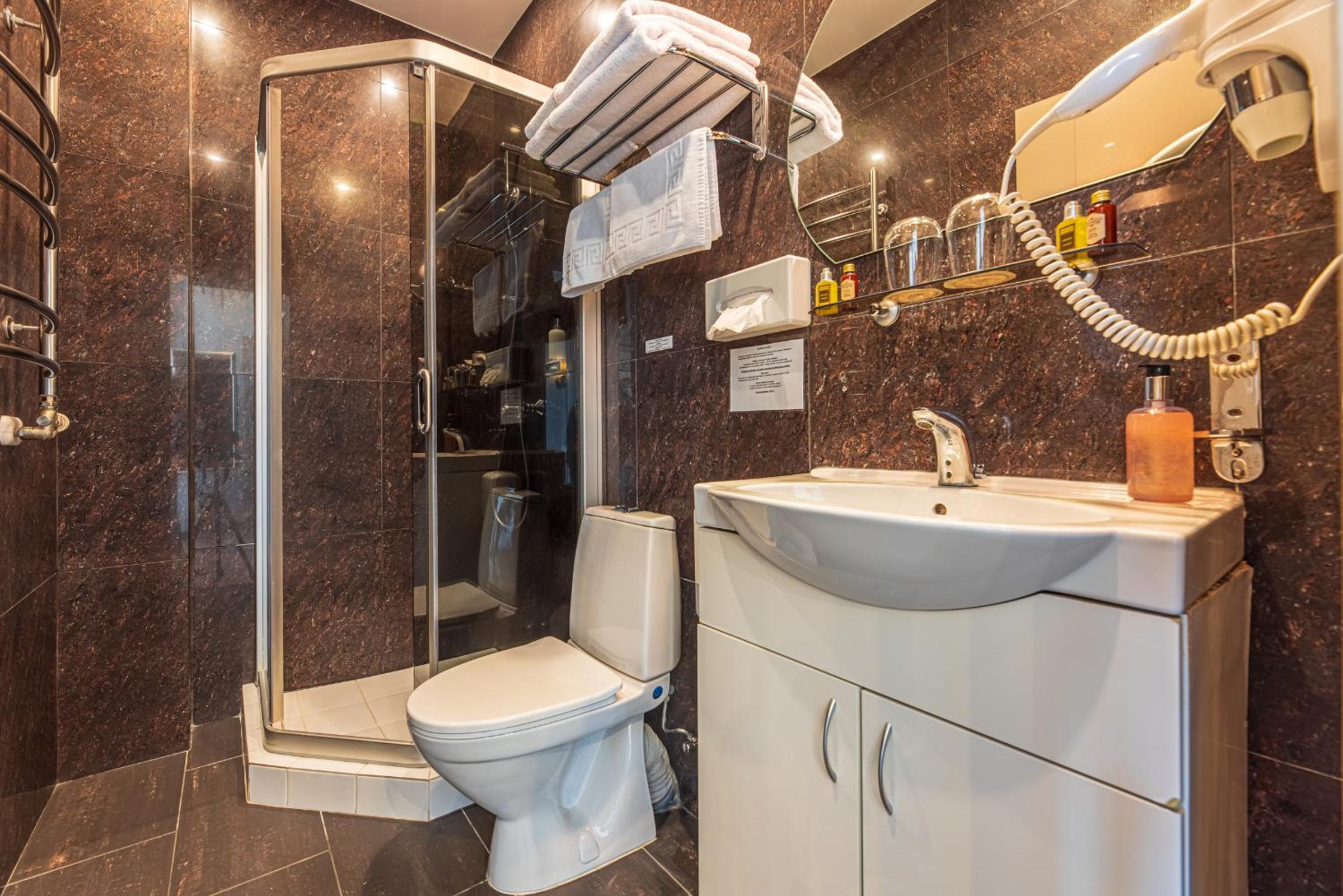 Premium Room with Balcony - Photo 16