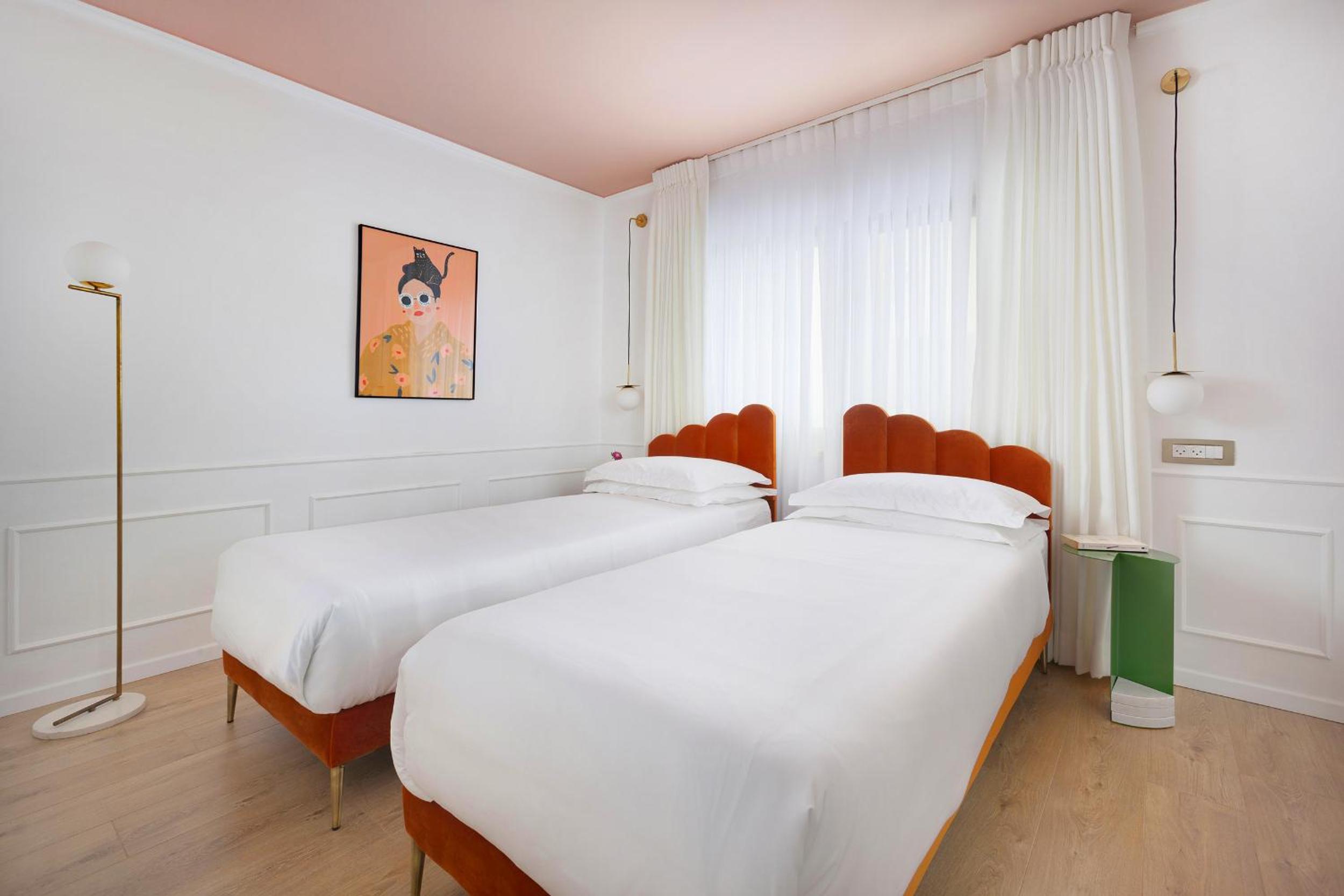 Suite - Photo 16