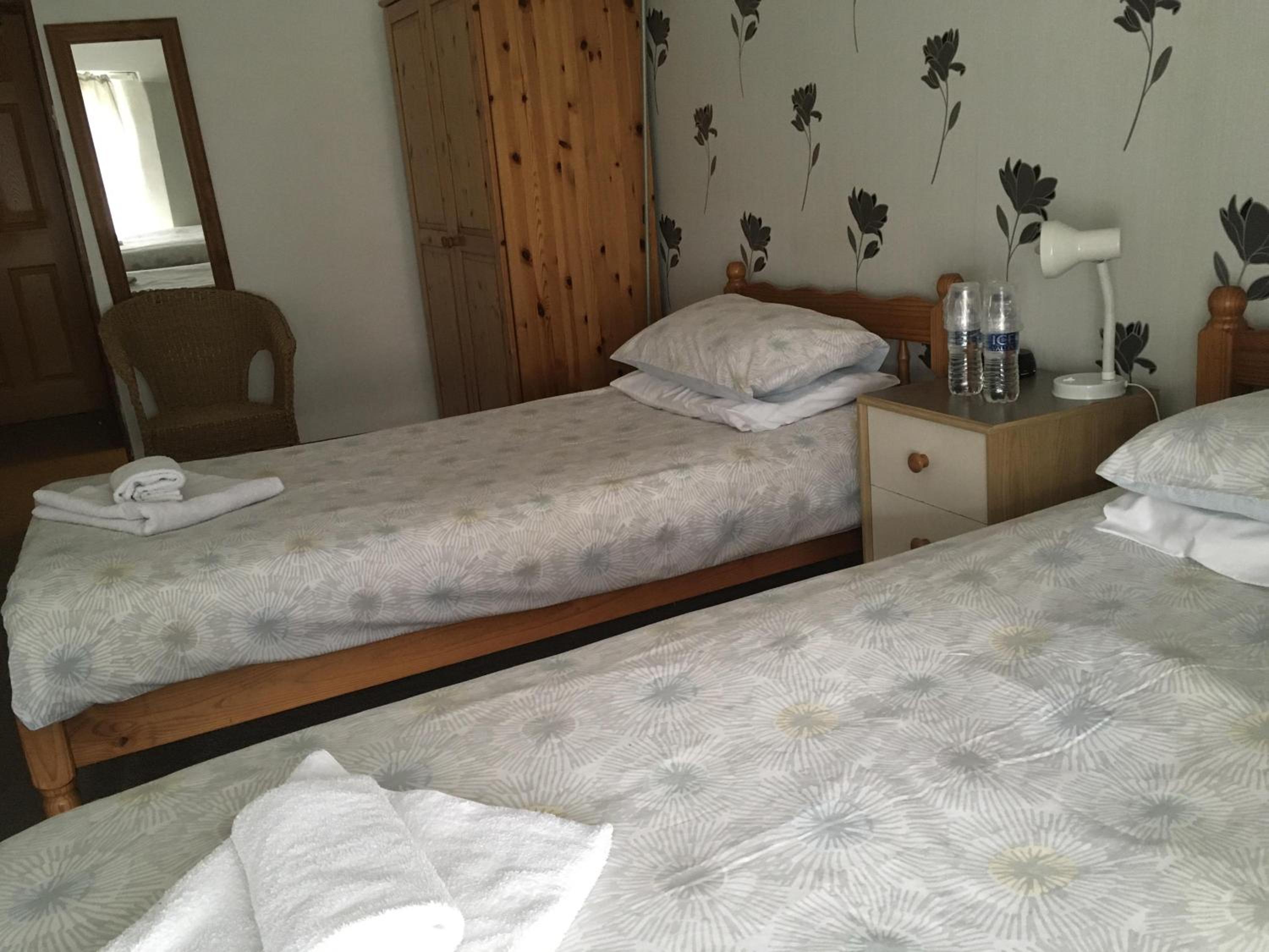 Twin Room with Private Bathroom - Photo 4