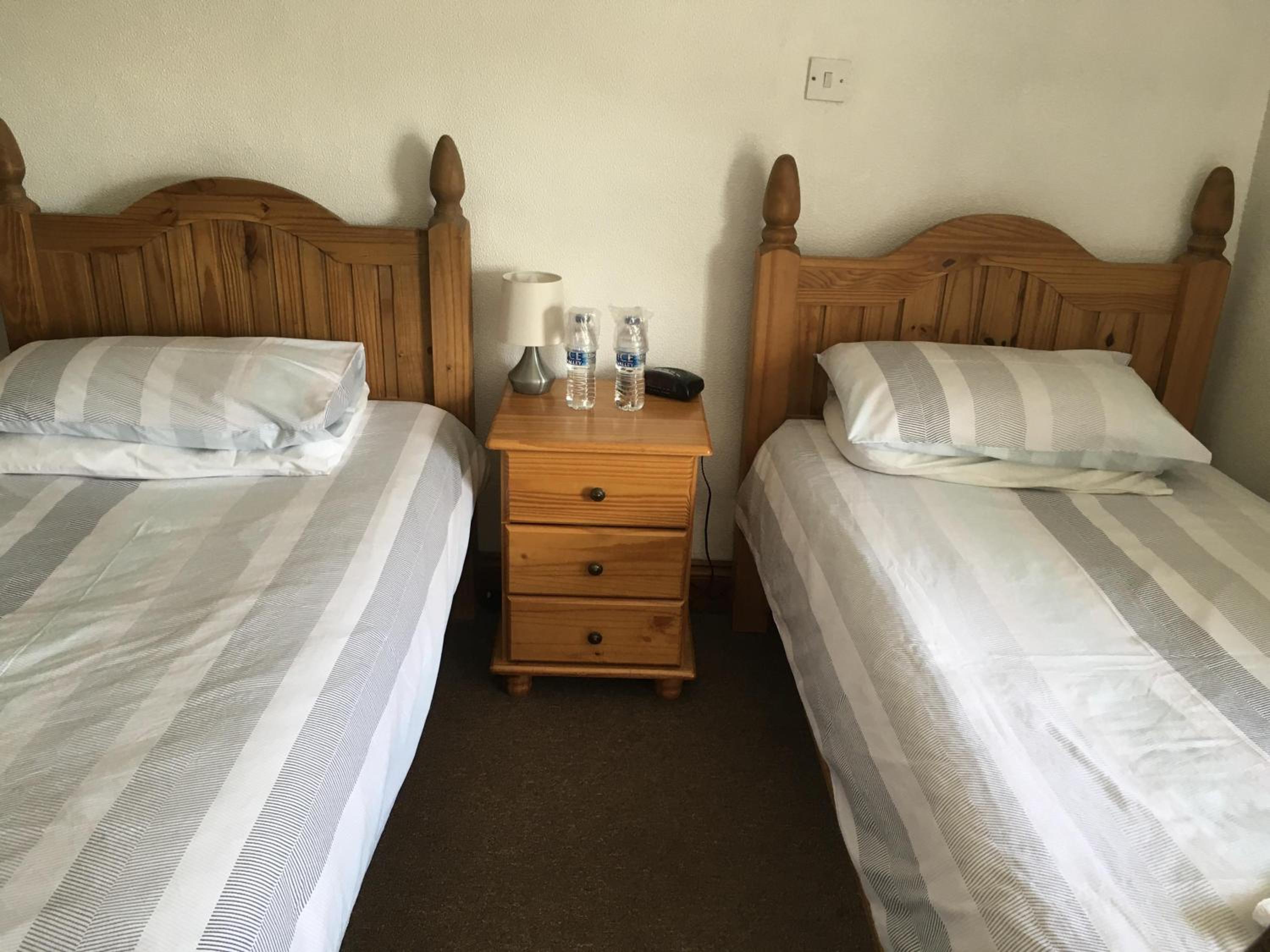Twin Room with Private Bathroom - Photo 3