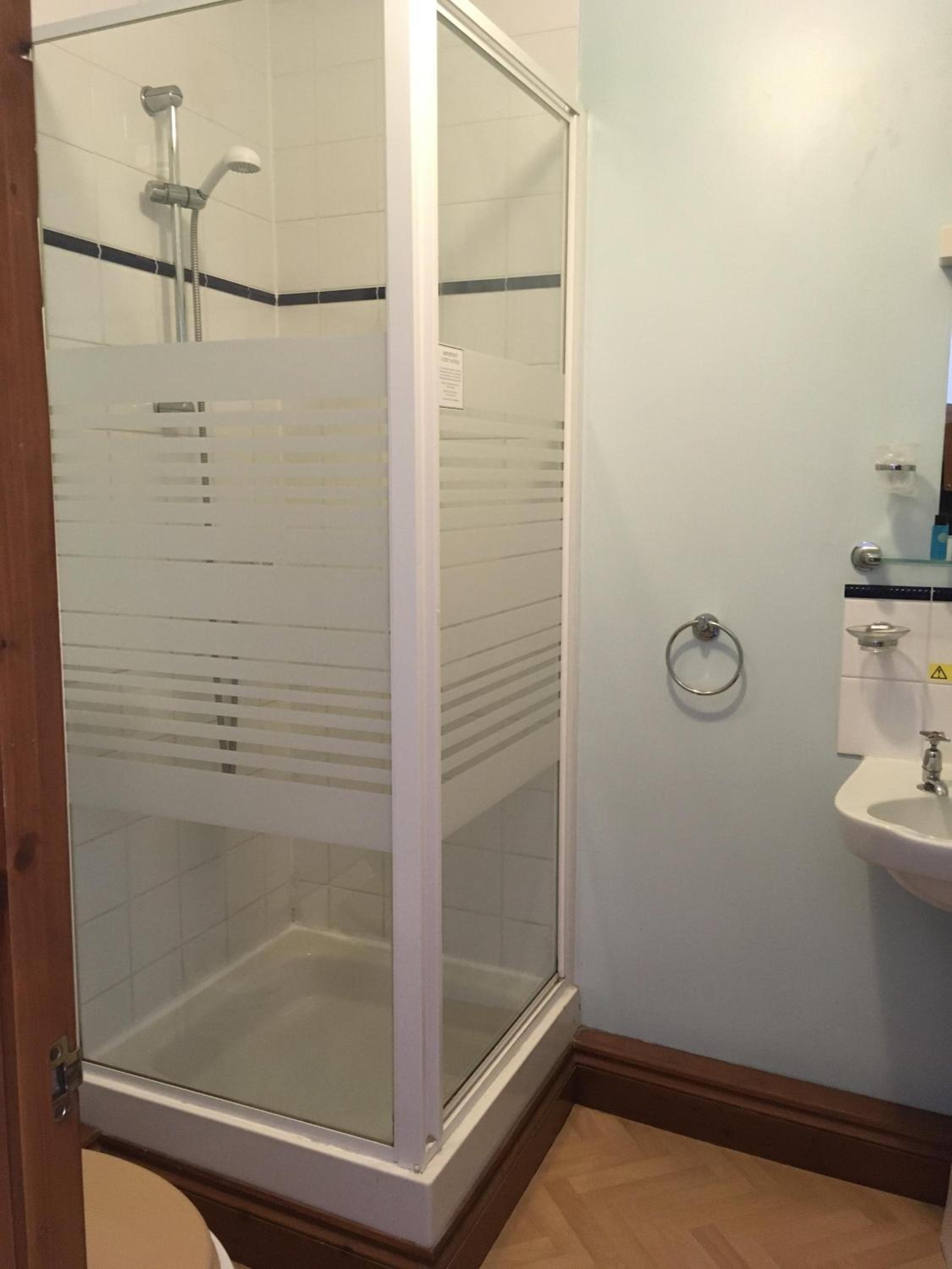 Twin Room with Private Bathroom - Photo 5