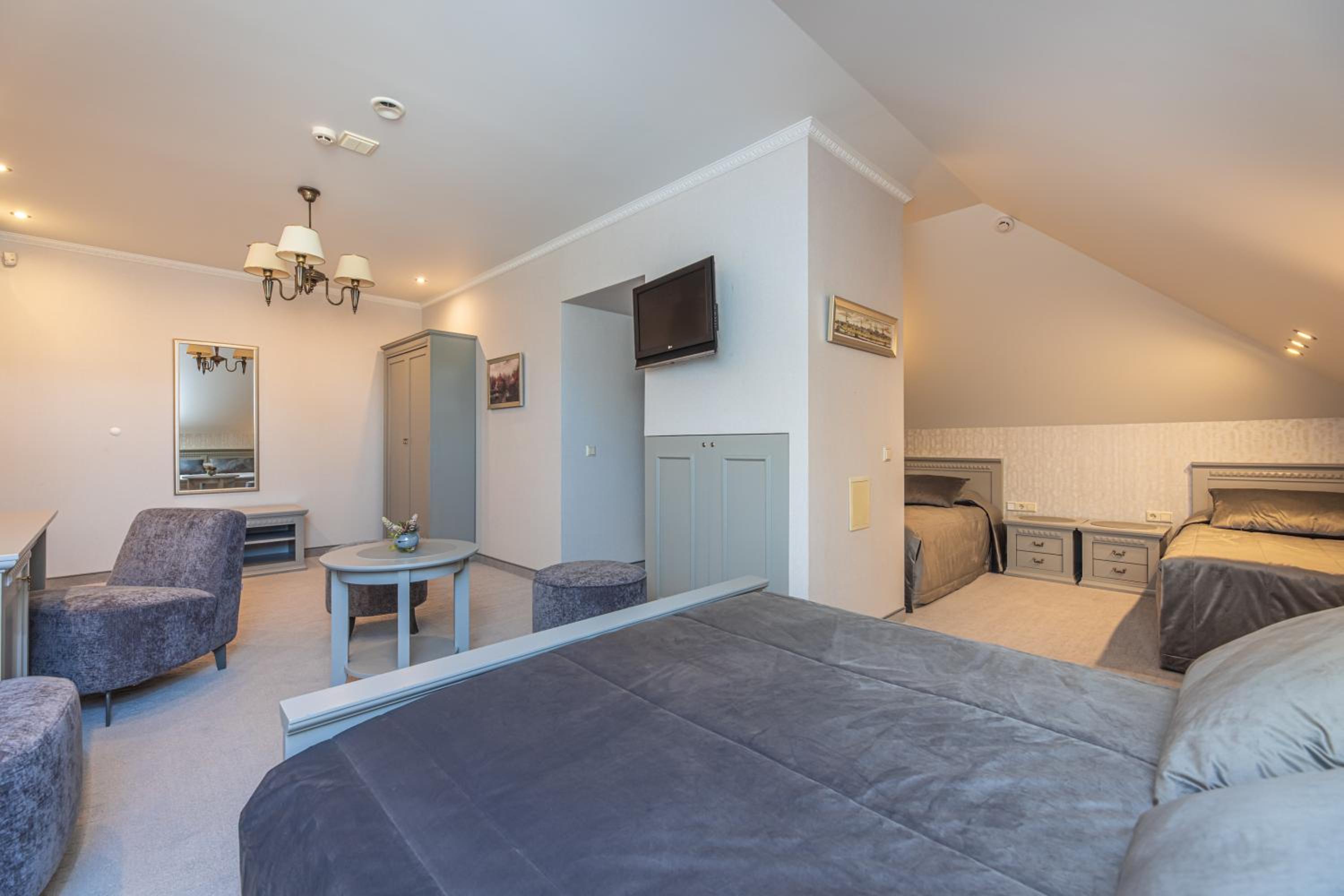 Family Room - Photo 60