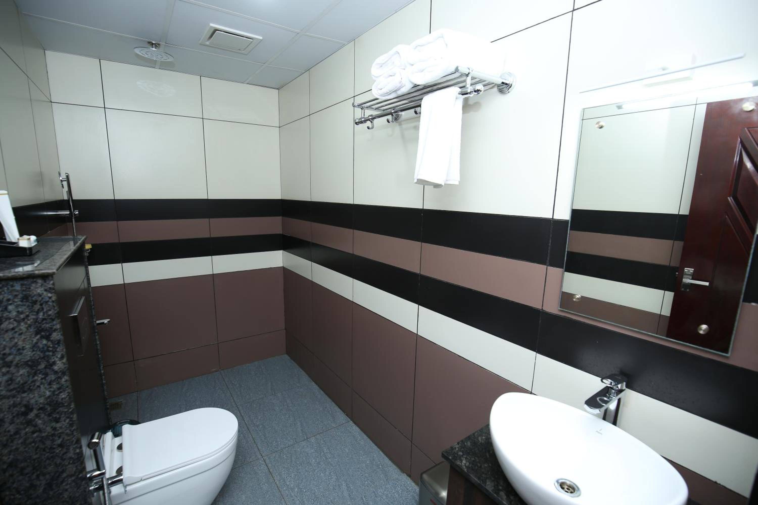 Double Room with Balcony - Photo 12
