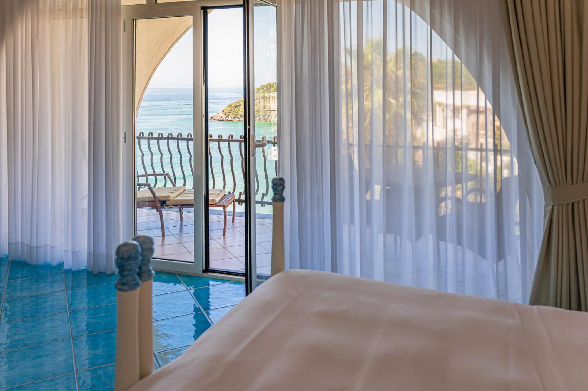 Deluxe Double Room with Sea View - Photo 6