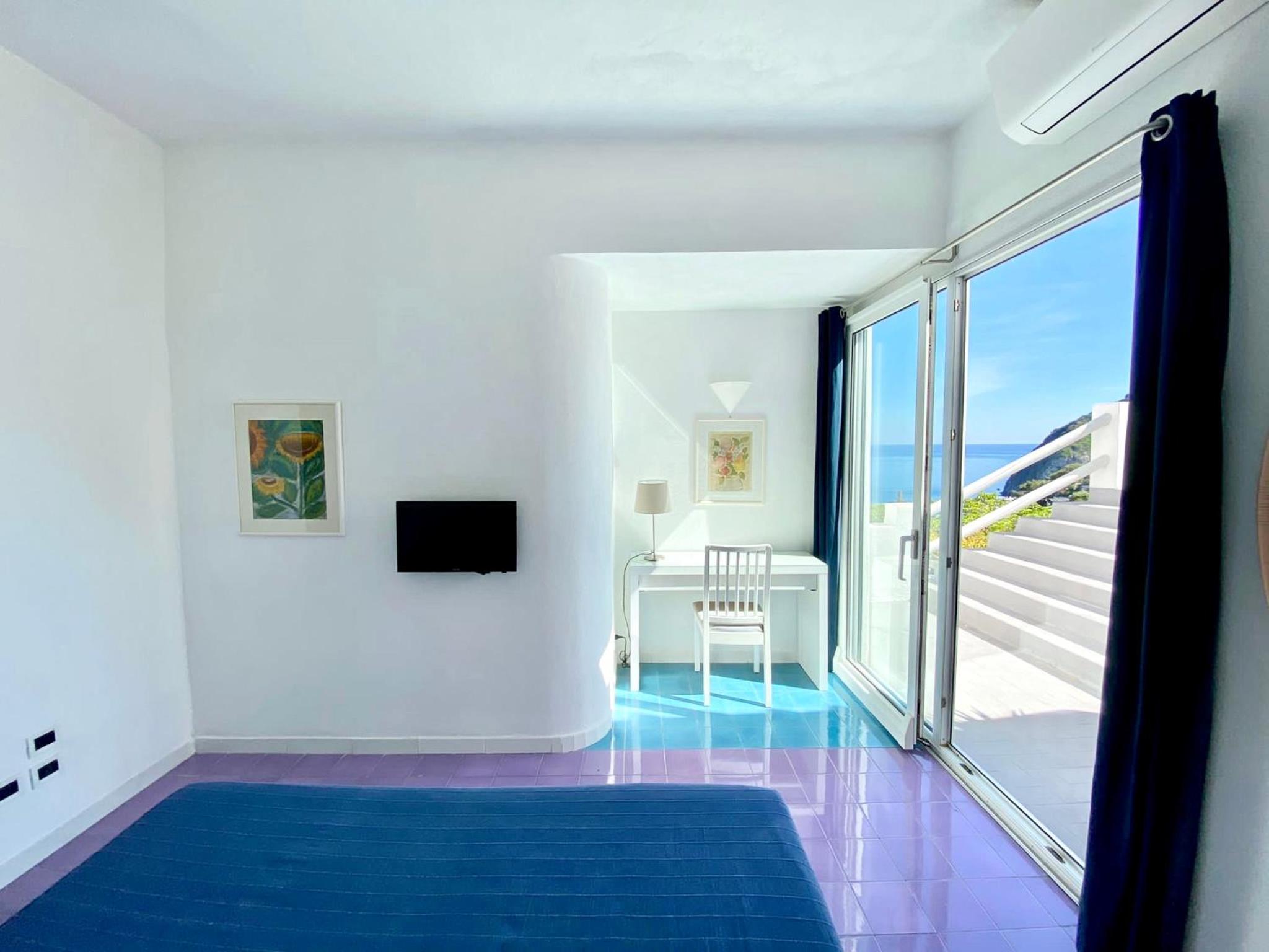 Deluxe Triple Room with Terrace and Sea View - Photo 15