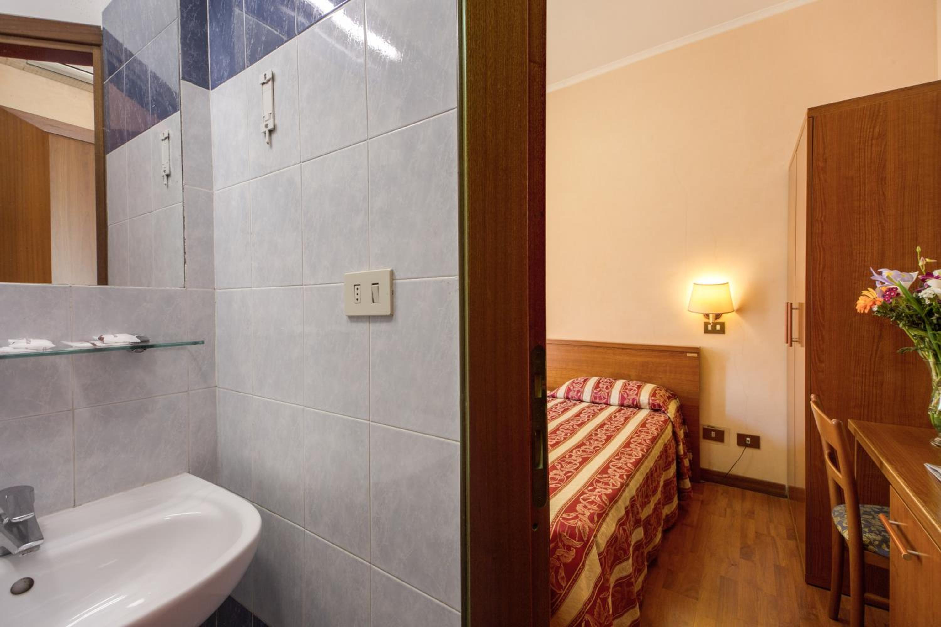 Single Room photo 3