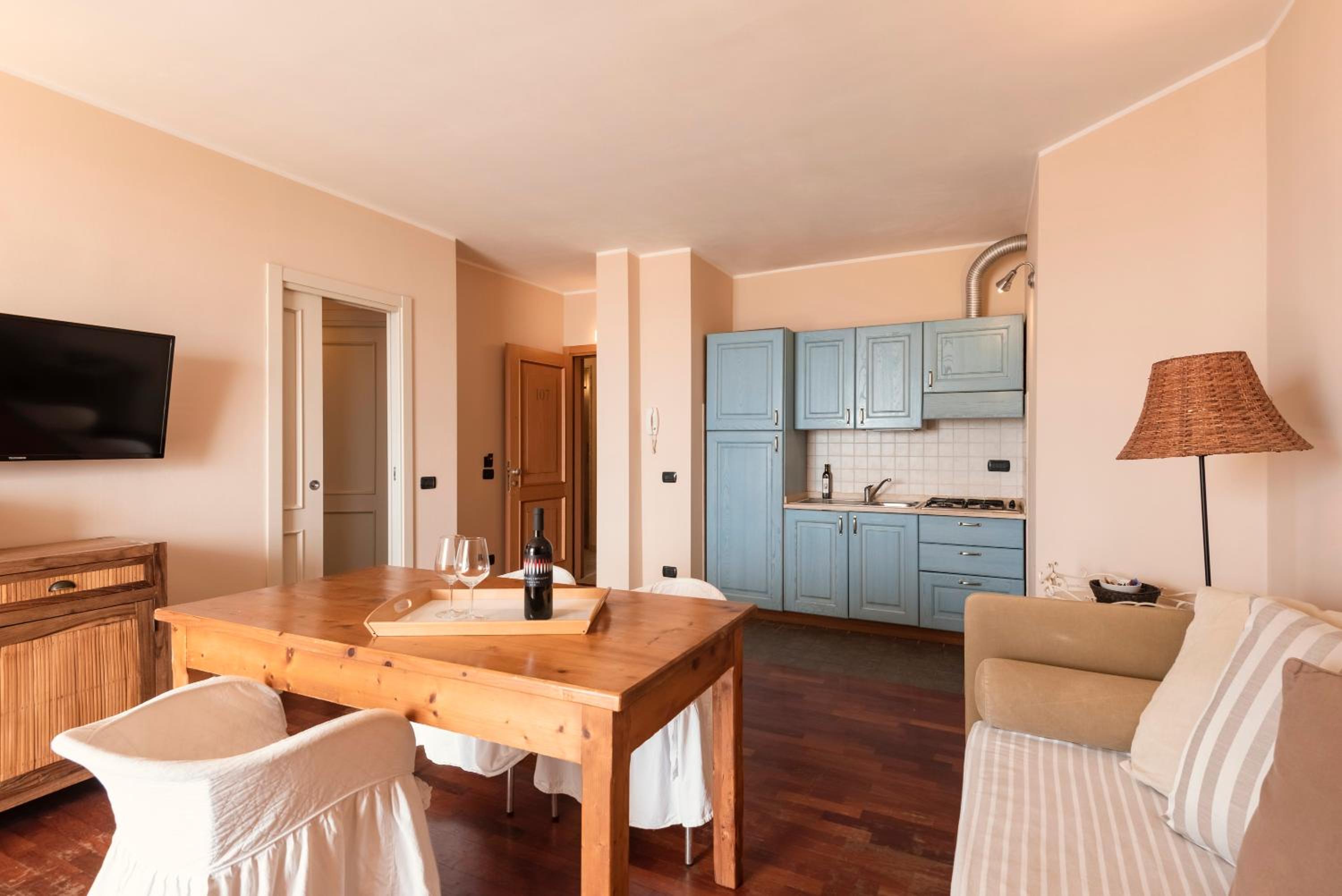 Suite - Photo 14