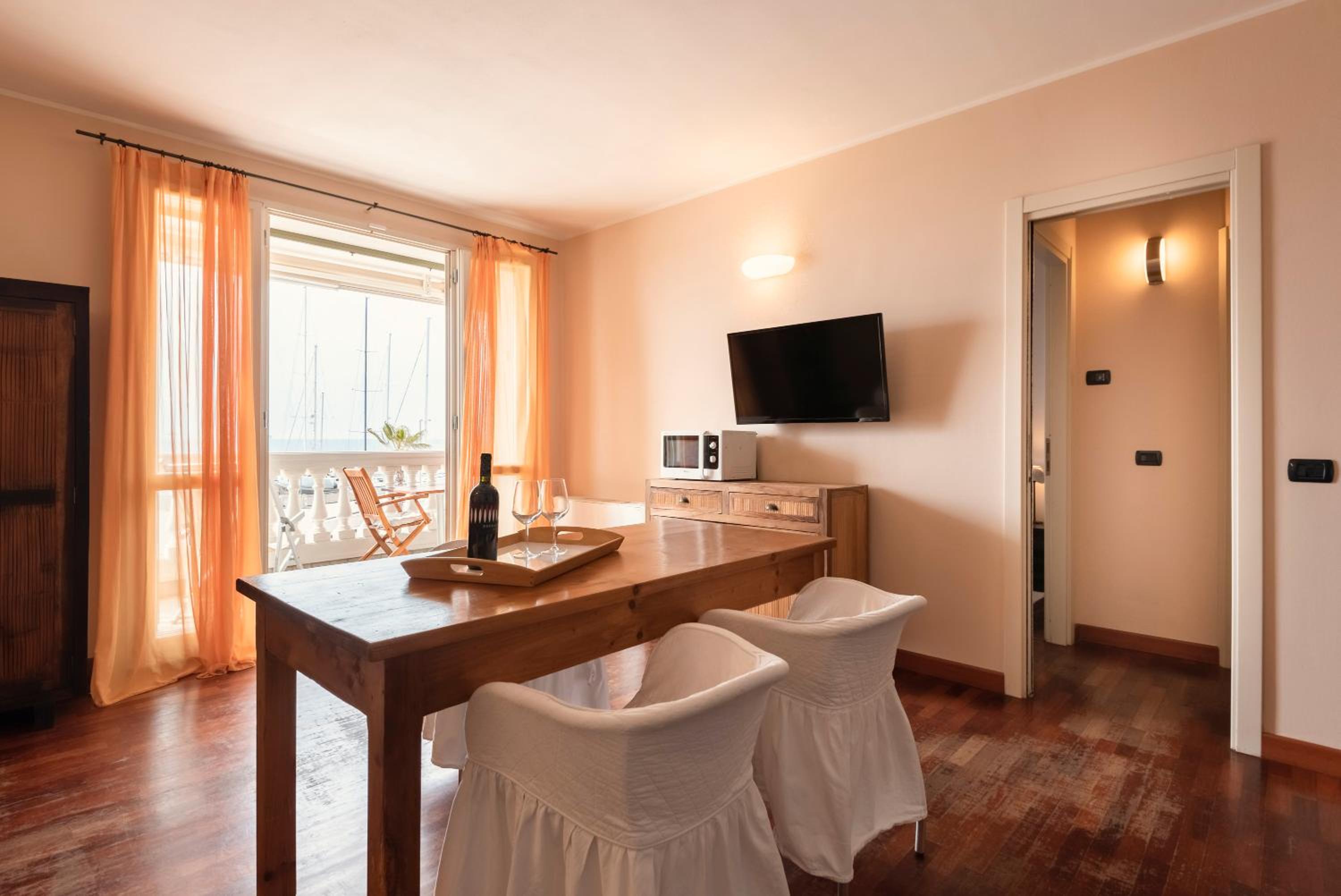 Suite - Photo 1