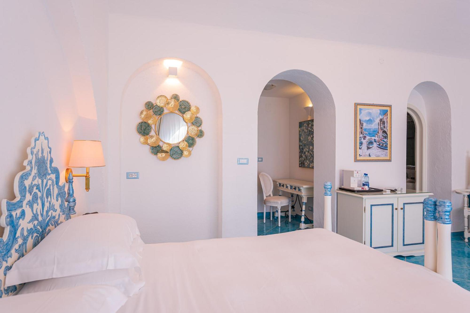 Deluxe Double Room with Sea View - Photo 10