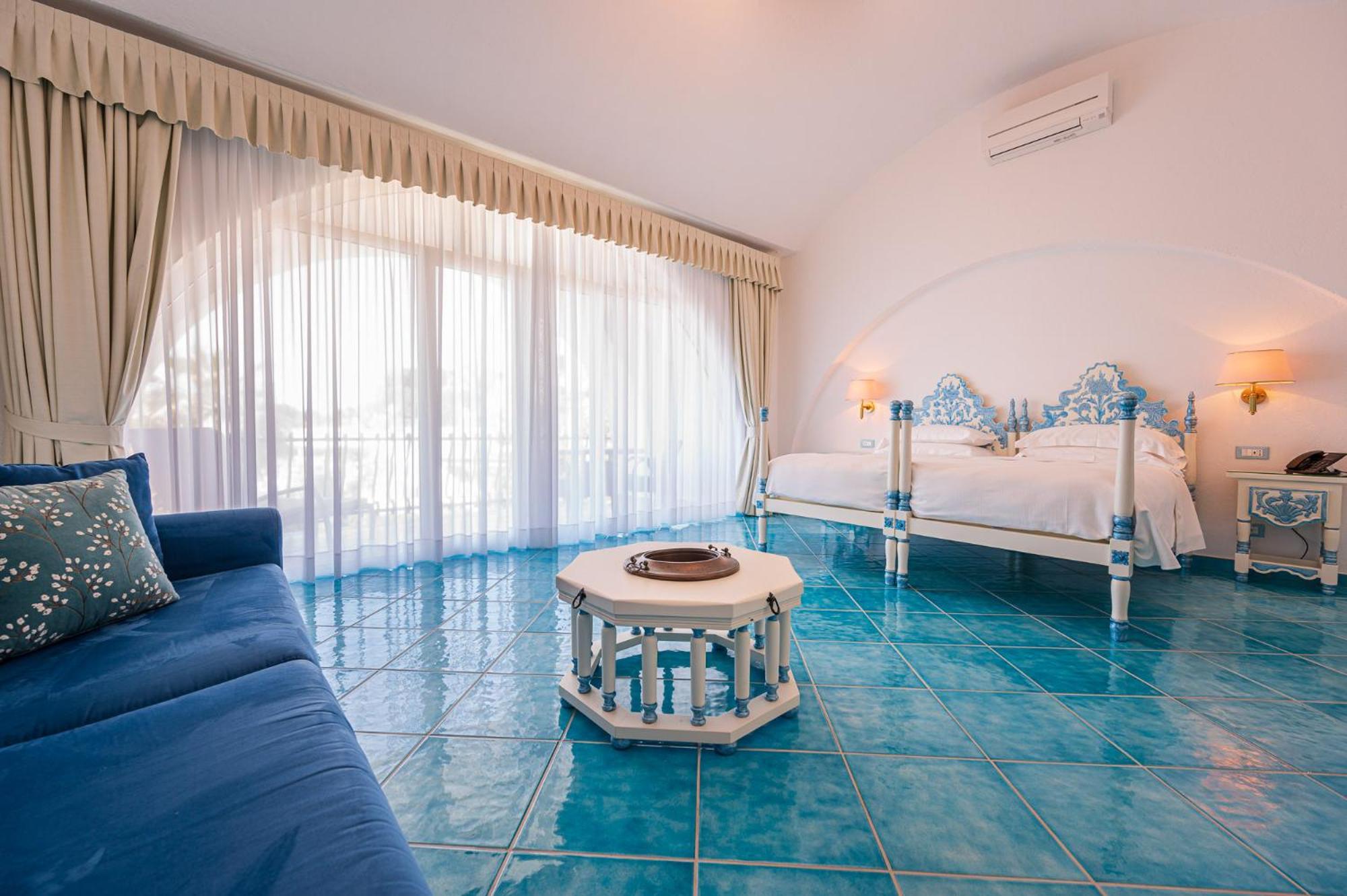 Deluxe Double Room with Sea View - Photo 9