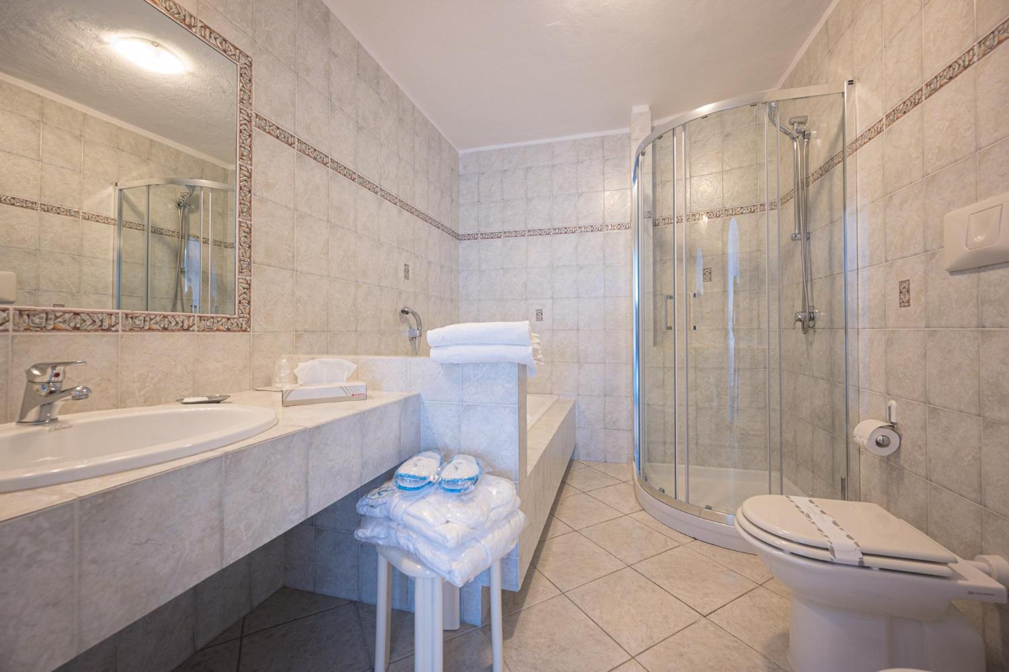 Deluxe Double Room with Sea View - Photo 7