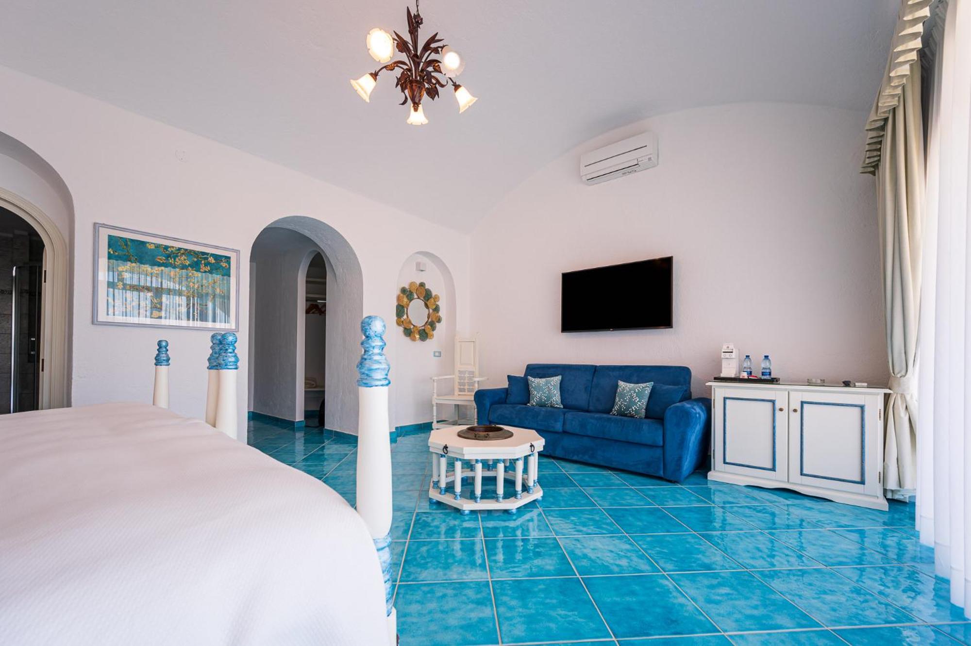 Deluxe Double Room with Sea View - Photo 2